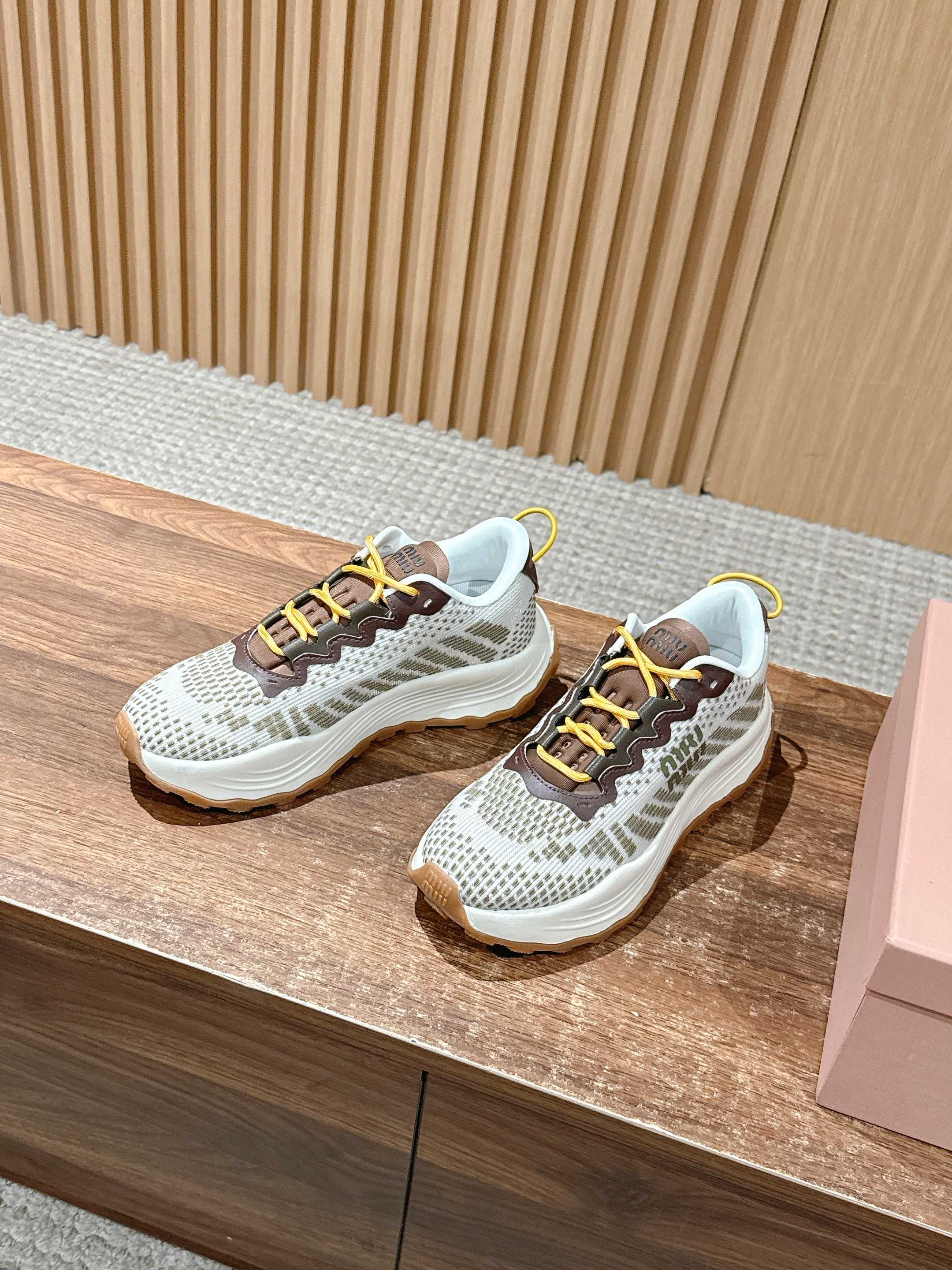 Кроссовки на платформе Miu Miu - коричневые