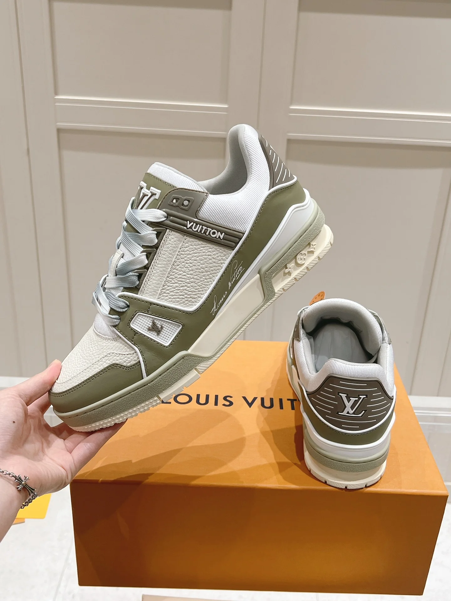 Двухцветные скейтбордные кроссовки LV-2024 - зеленые