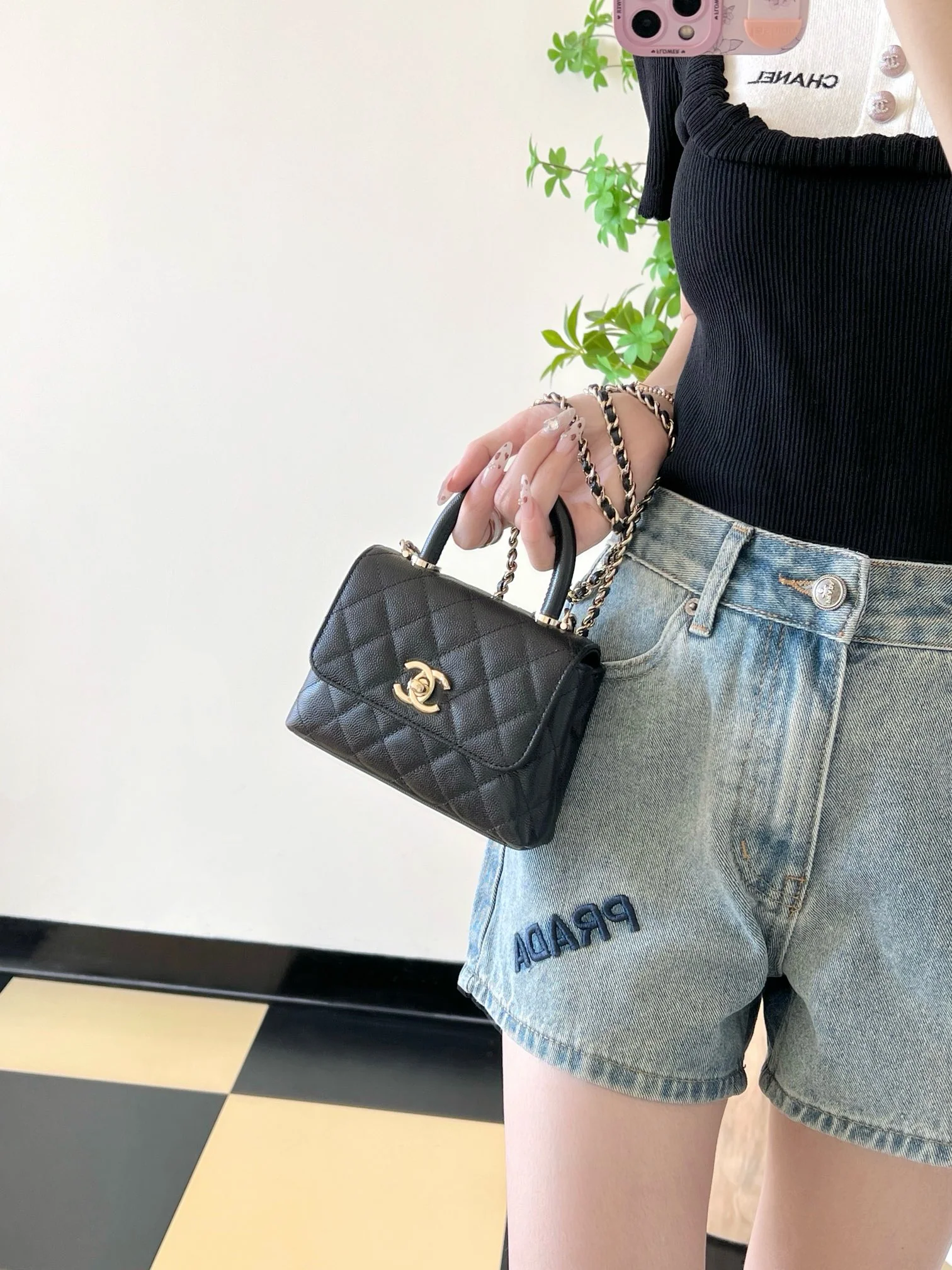 Сумка Chanel с цепочкой и клапаном — черная с фурнитурой из светлого золота.