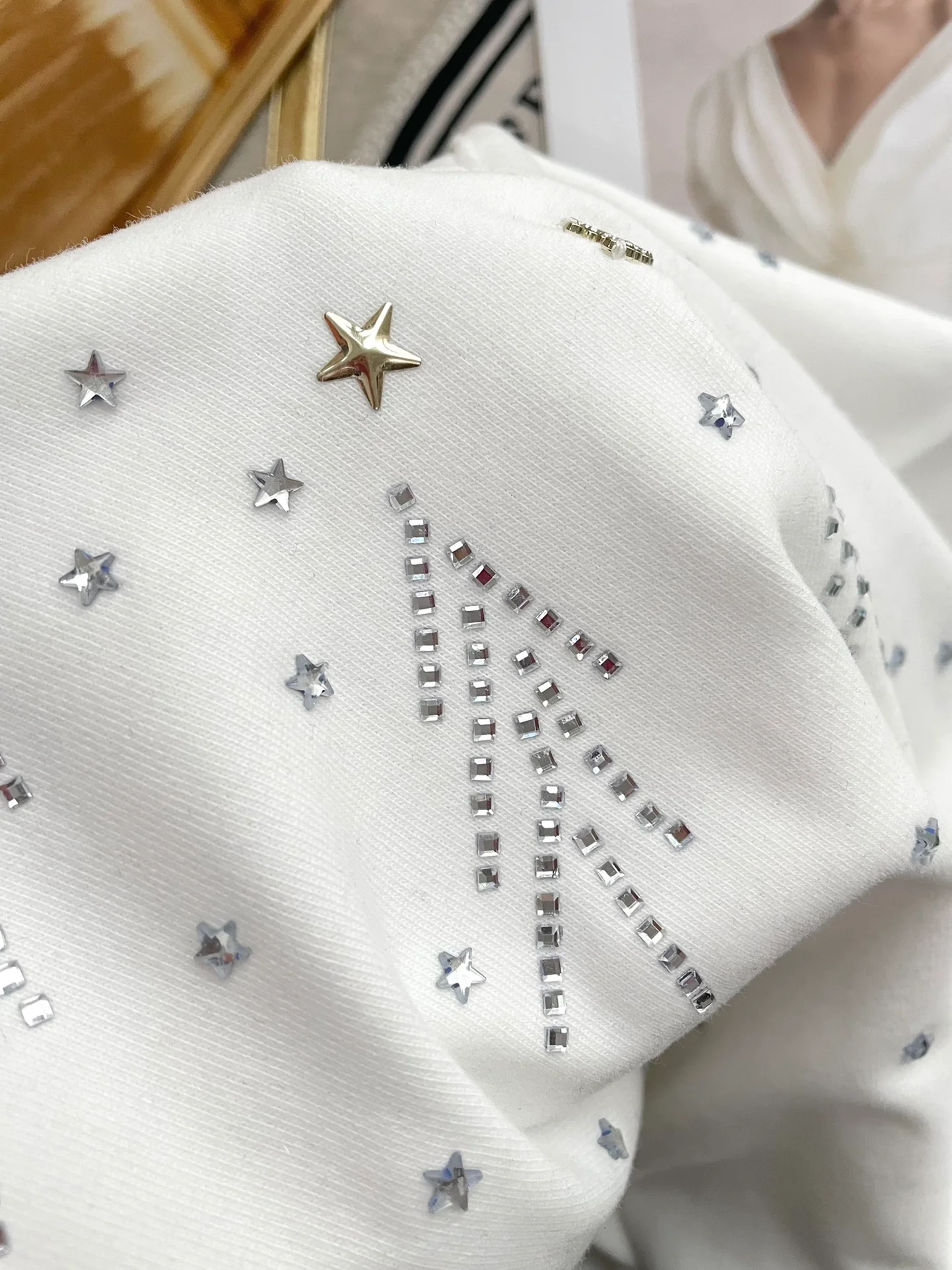 Футболка в стиле Chanel - 2403 - с V-образным вырезом и короткими рукавами, украшенная стразами - белая