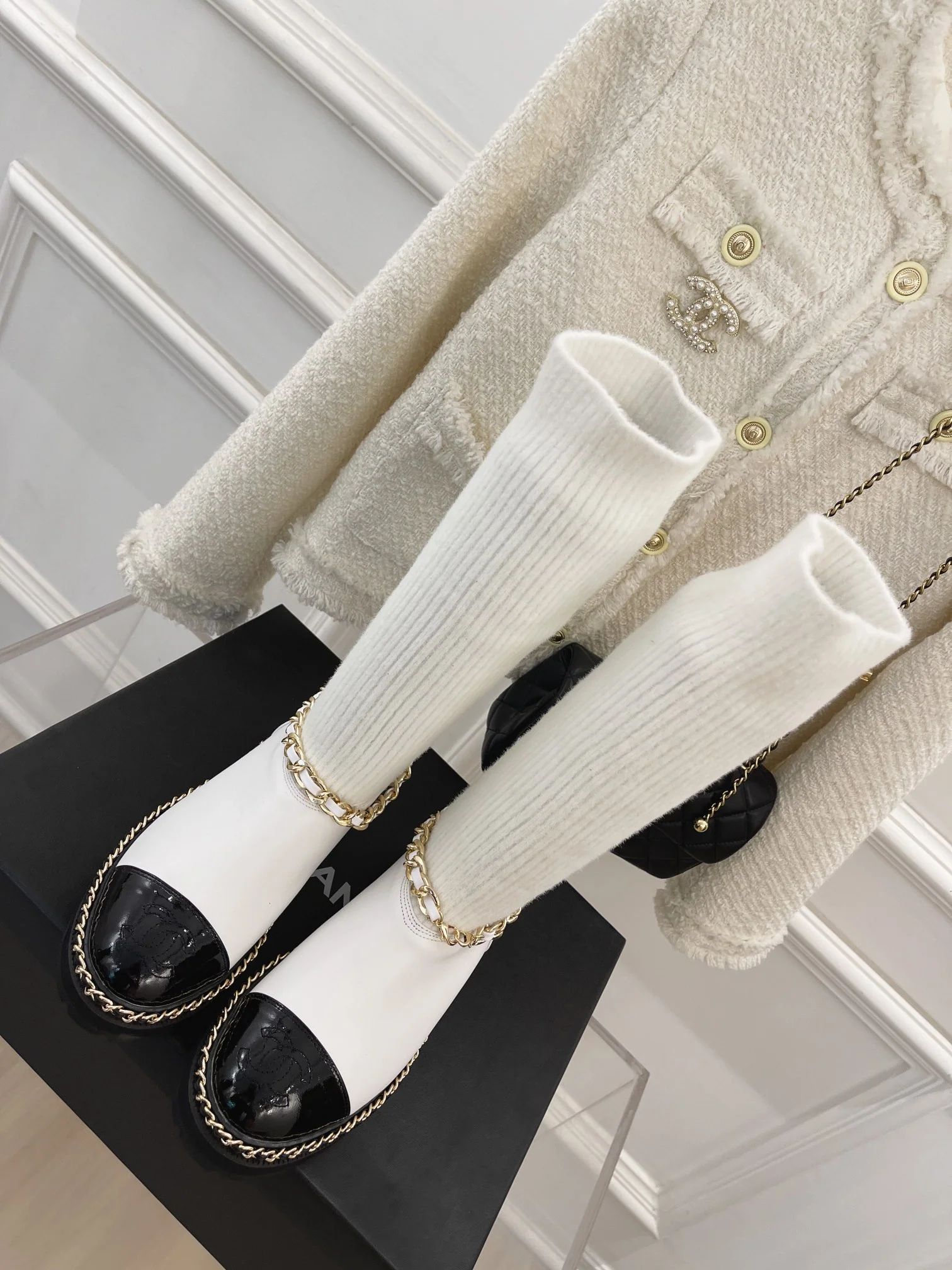 Новинка сезона осень/зима 2023 от Chanel - Ботильоны-носки - Кожаные туфли-носки с короткой цепочкой - Белые