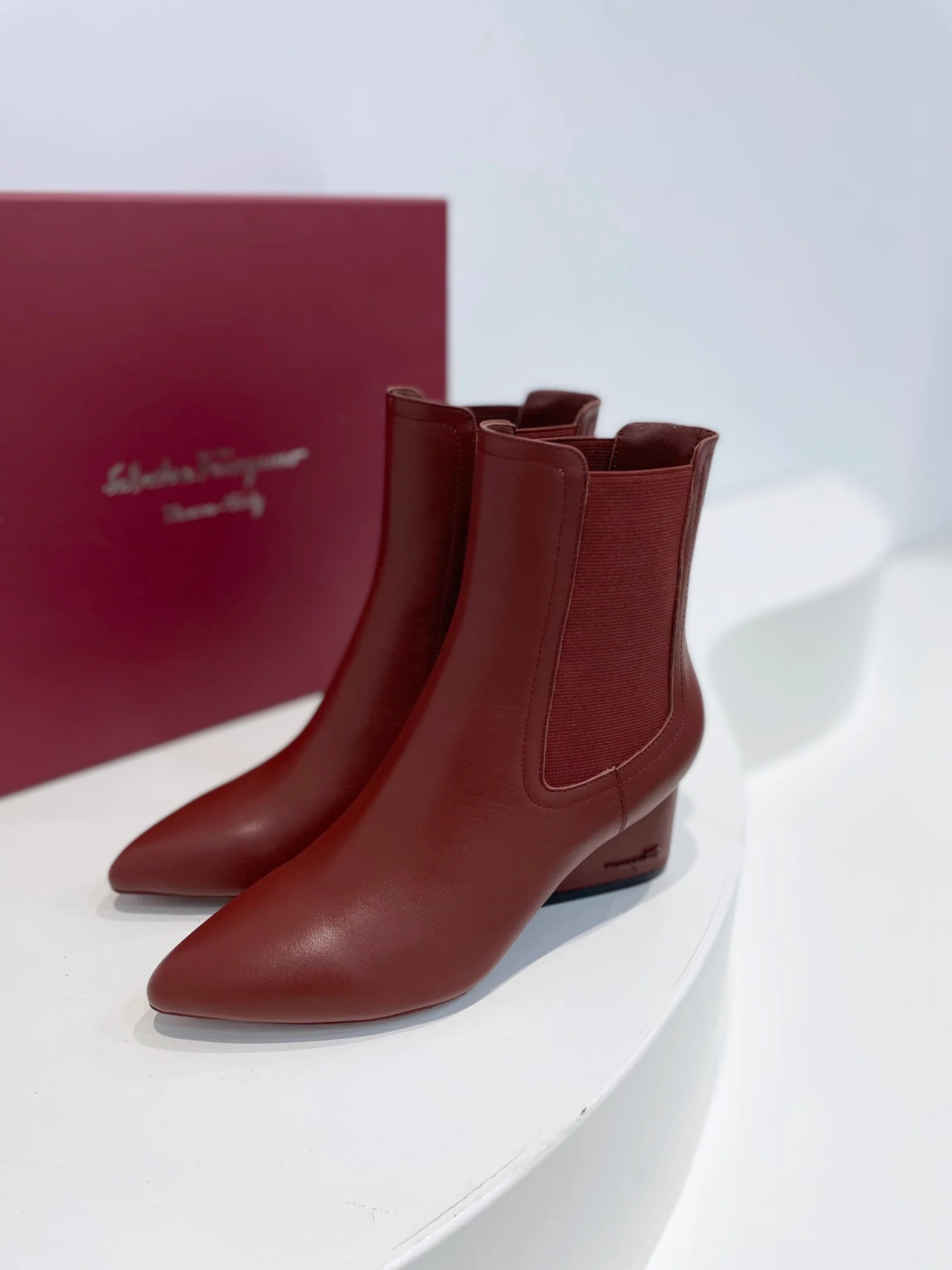 Salvatore Ferragamo - Новинка сезона осень/зима 2022 - Ботильоны ?челси? на массивном каблуке