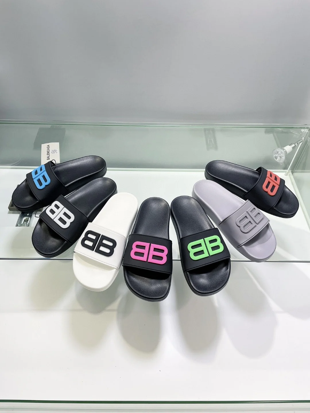 Коллекция тапочек Balenciaga