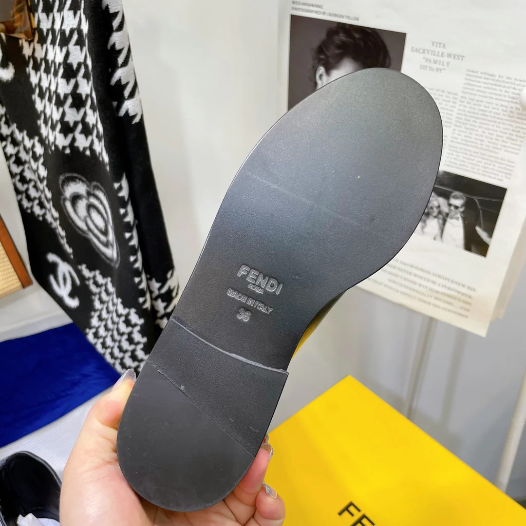 Кожаные сапоги Fendi до середины икры