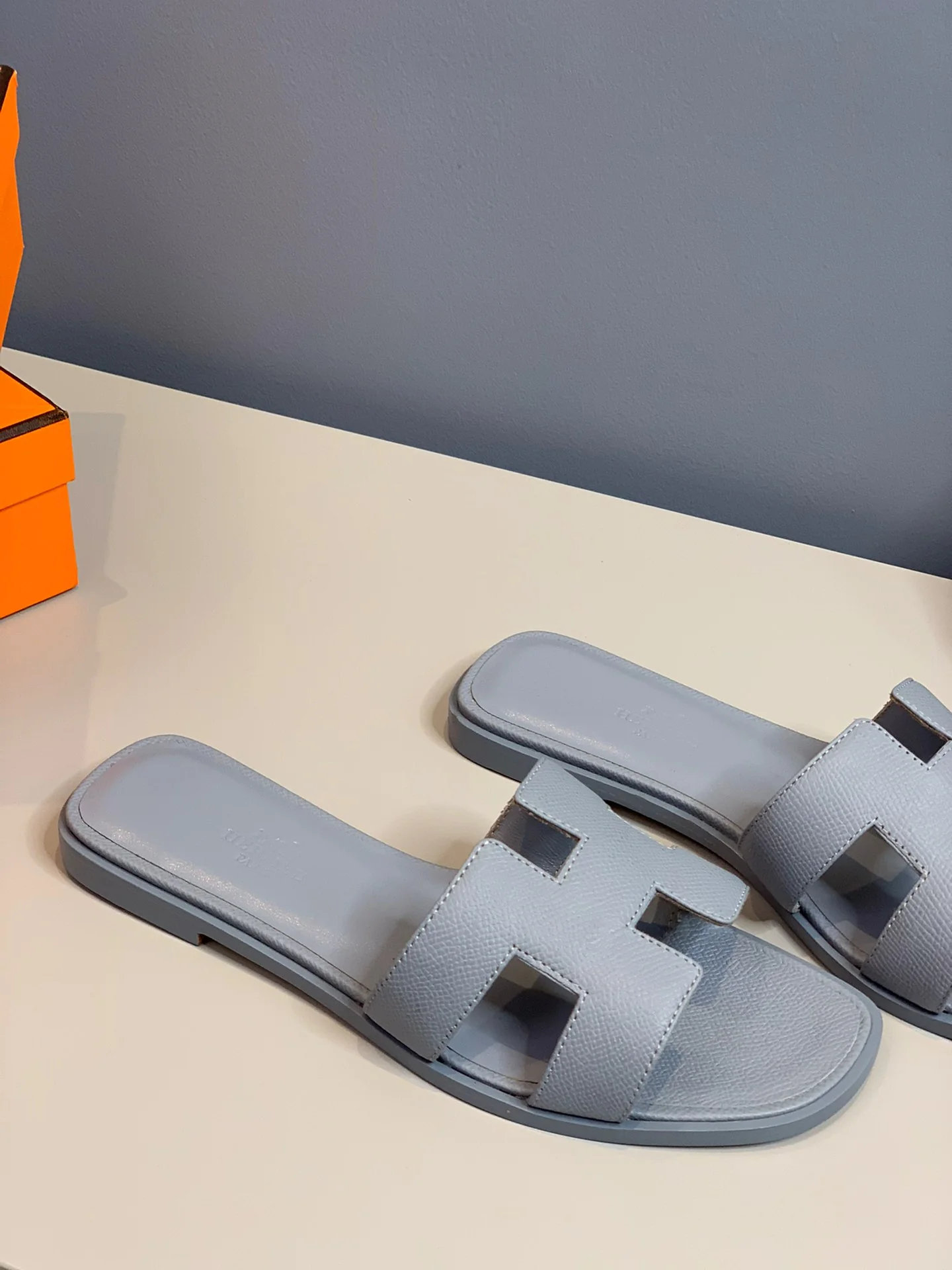 Новинка 2022 года от Hermes - Тапочки с отпечатком руки в форме буквы H - Серые