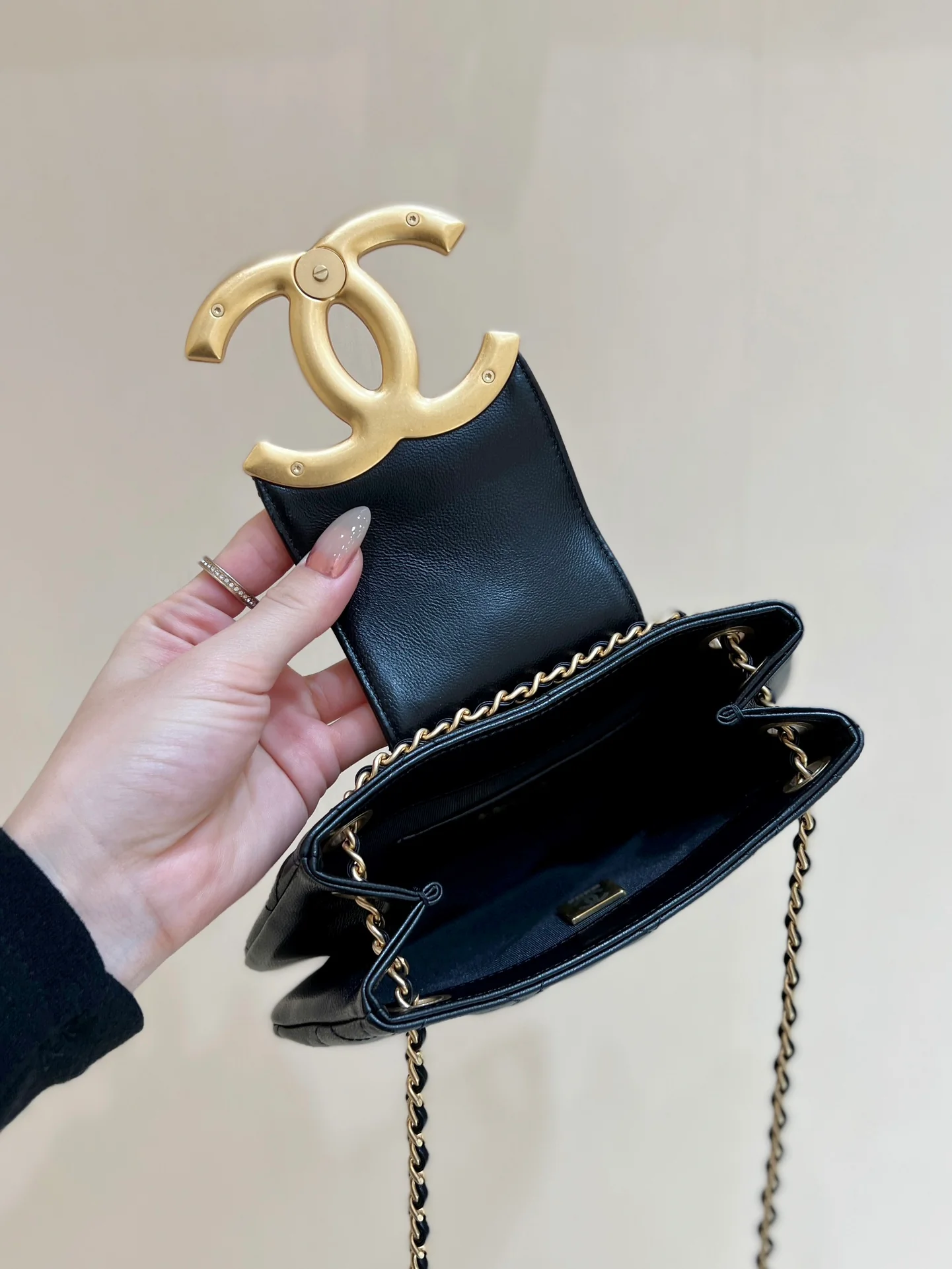 Chanel - Новая большая сумка-мессенджер с двойной буквой C - Черная