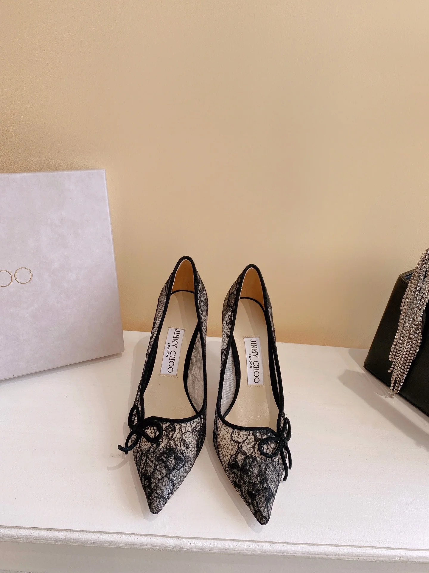 Туфли на высоком каблуке Jimmy 22ss из овечьей кожи с кружевом и острым носком - черные