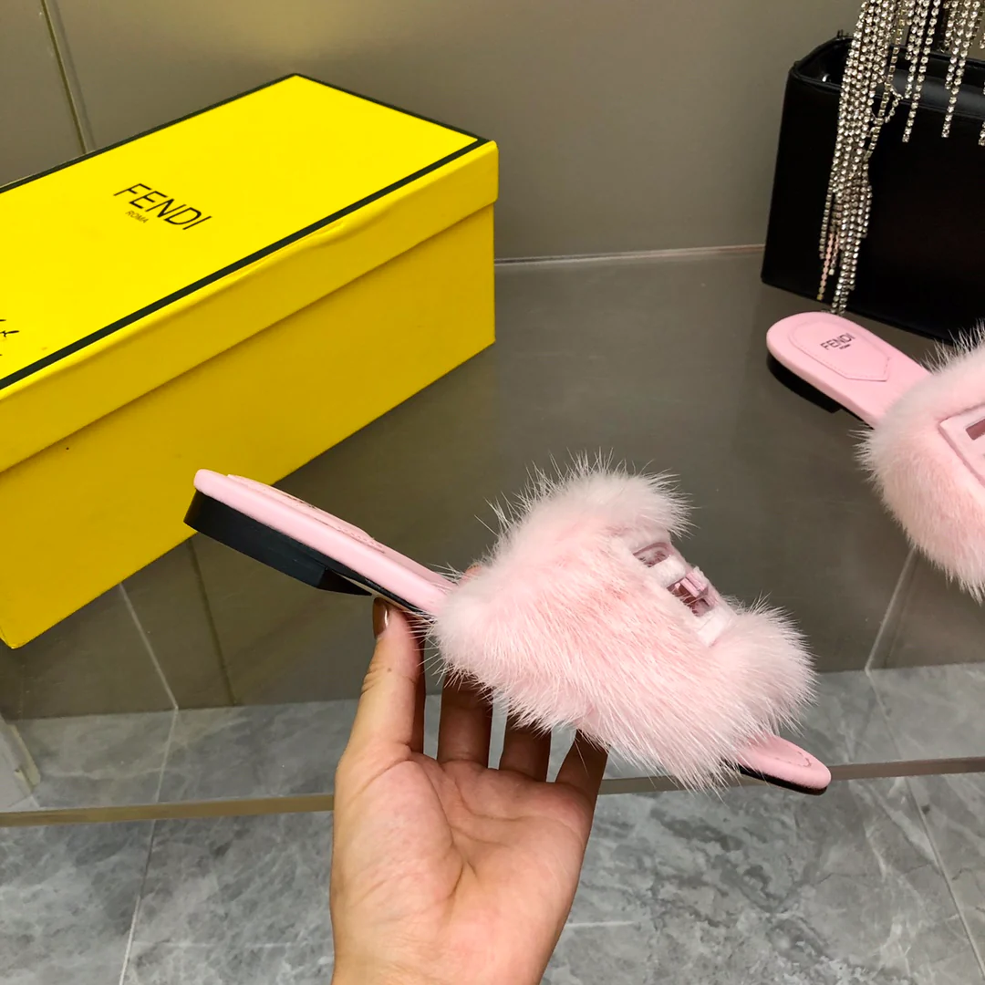 Новинки Fendi осень/зима 2022 - Коллекция из норки - Меховые тапочки