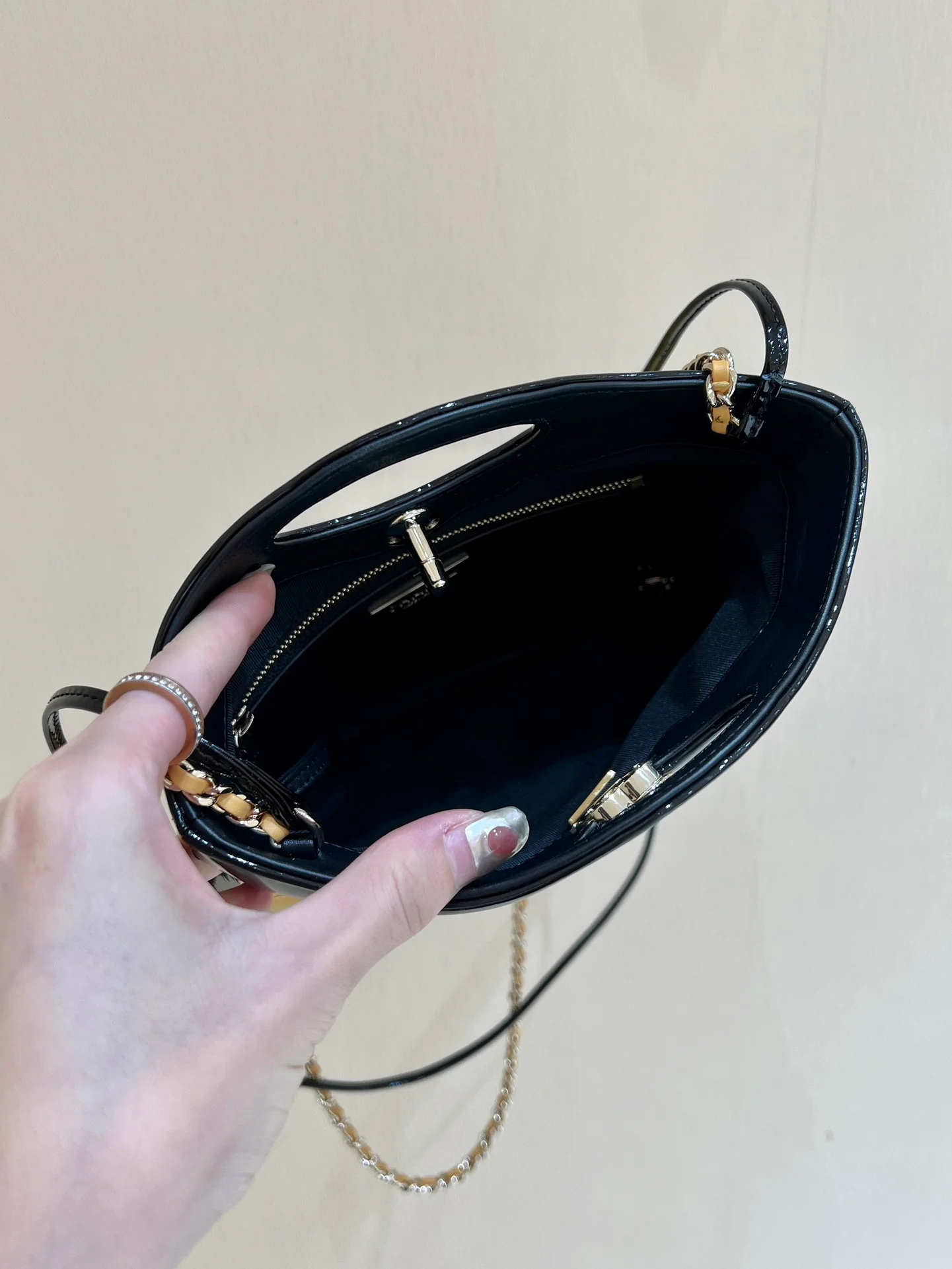 Коллекция Chanel Pre-Fall 2023 - сумка 31bag - черно-желтая - мини