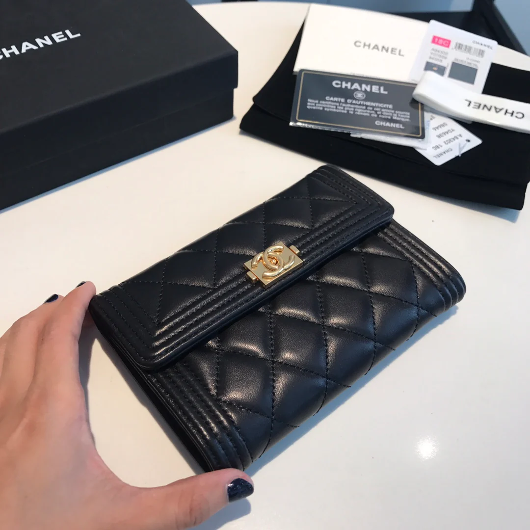 Чехол Chanel Le Boy Tri-fold Frame - из черной овечьей кожи с золотой пряжкой.