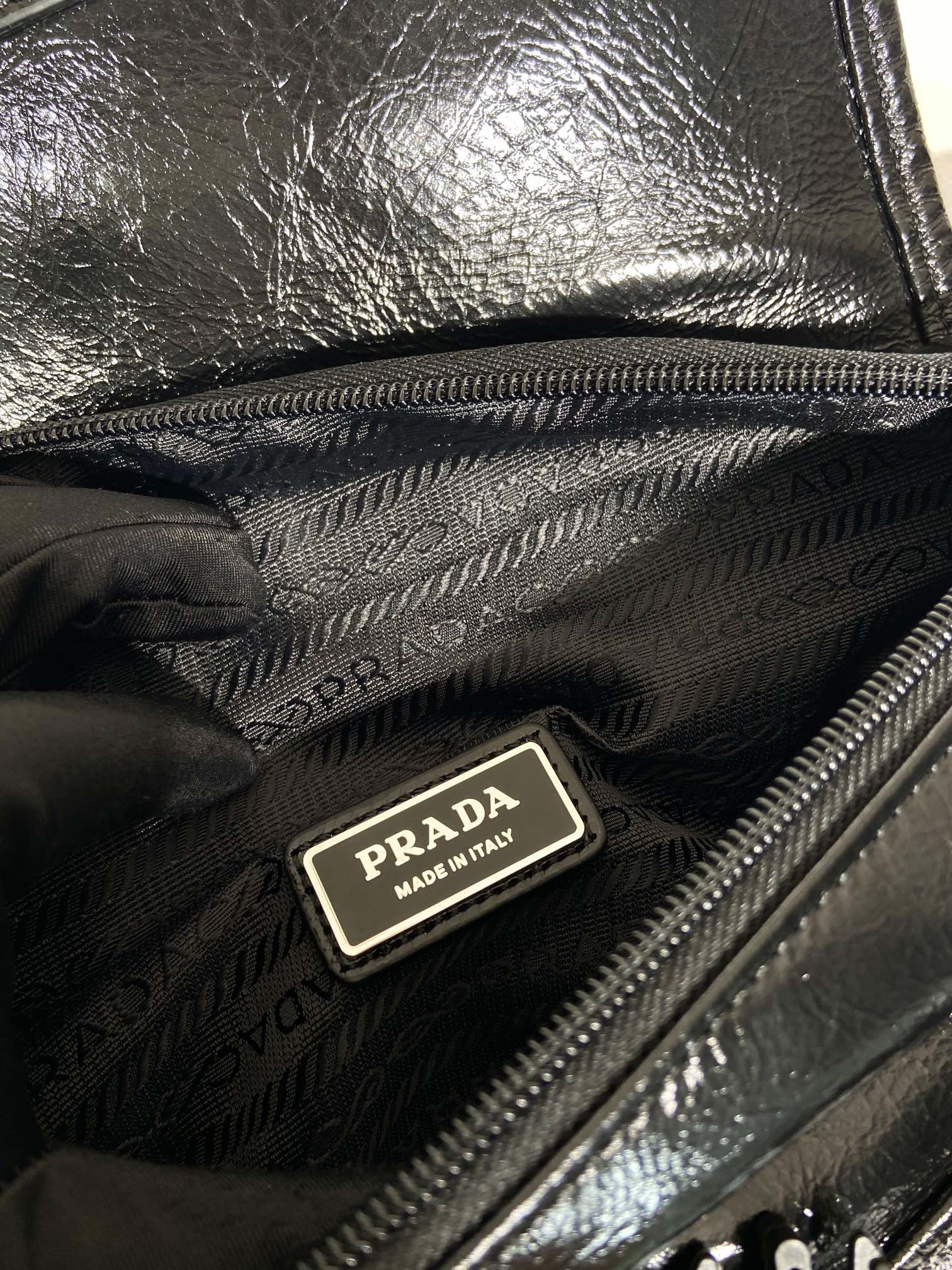 Поясная сумка Prada из вощеной кожи