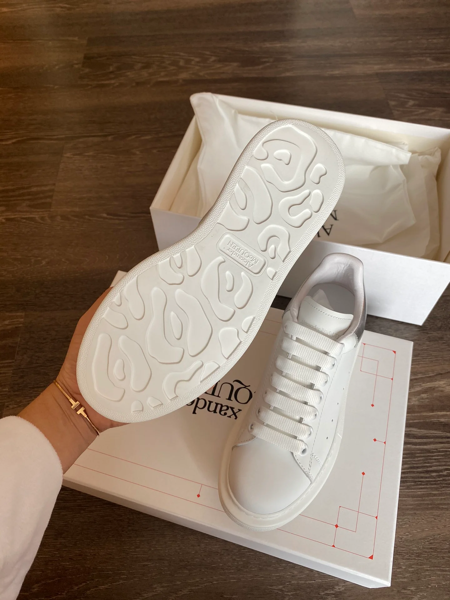 Классические белые кроссовки McQueen - лакированное серебро