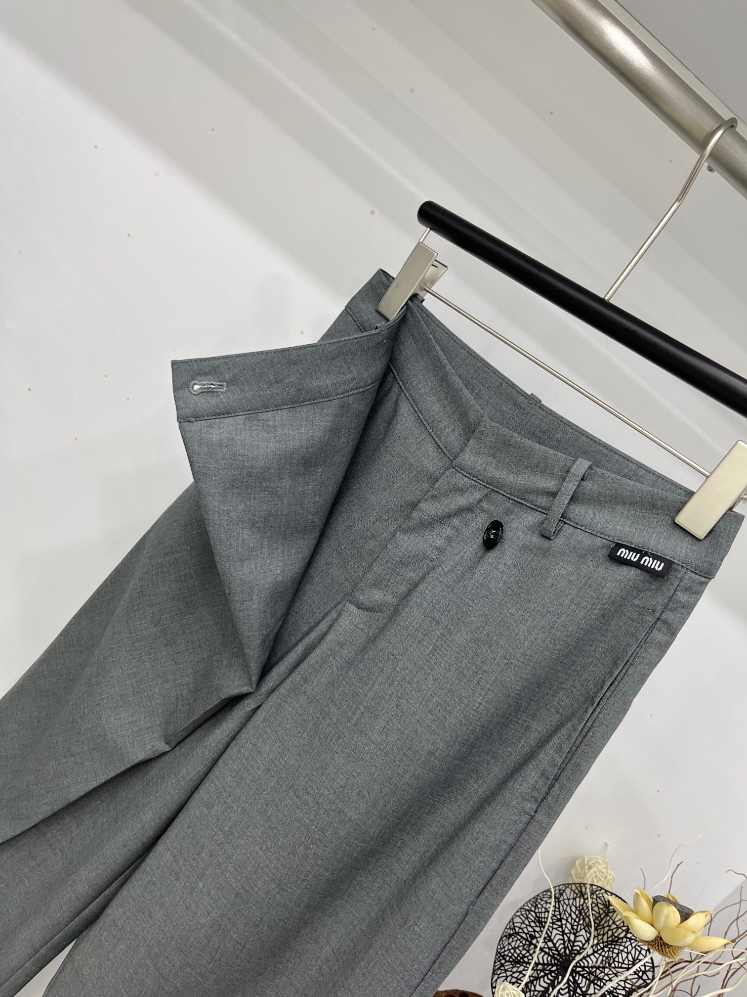 Miu Miu - 2404 - Новые брюки-платье с диагональной застежкой на пуговицы - Серые