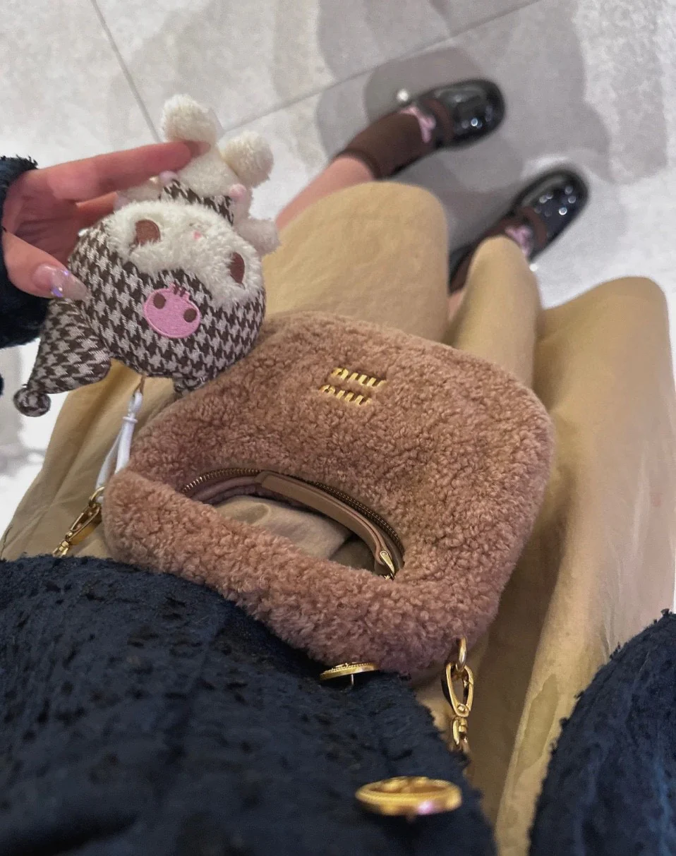 Сумка Miu Miu Wander - овечья шерсть - коричневая - поделиться нарядом