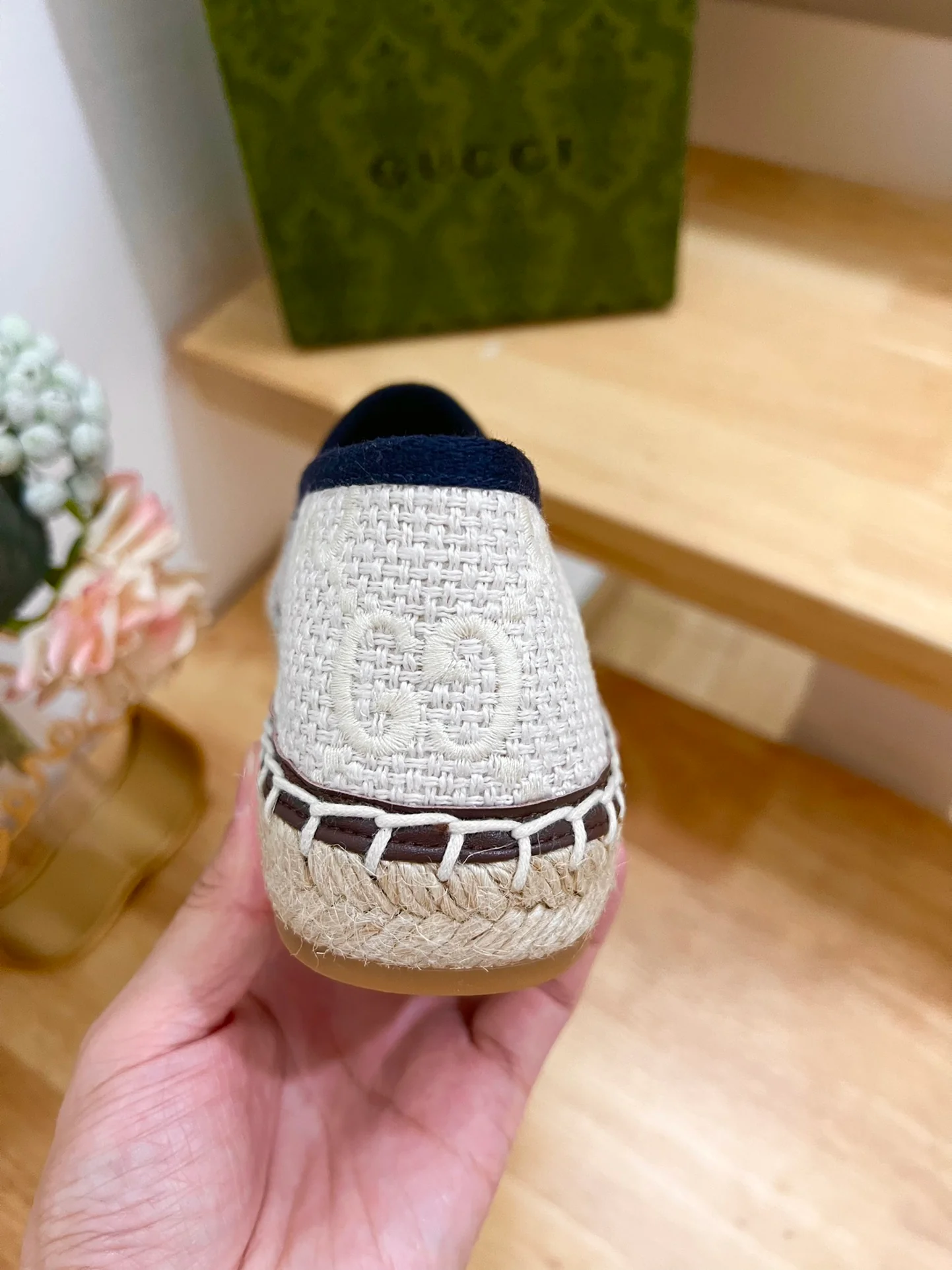 Новинка весны 2023 года от Gucci - балетки из льняной парусины с ремешком.