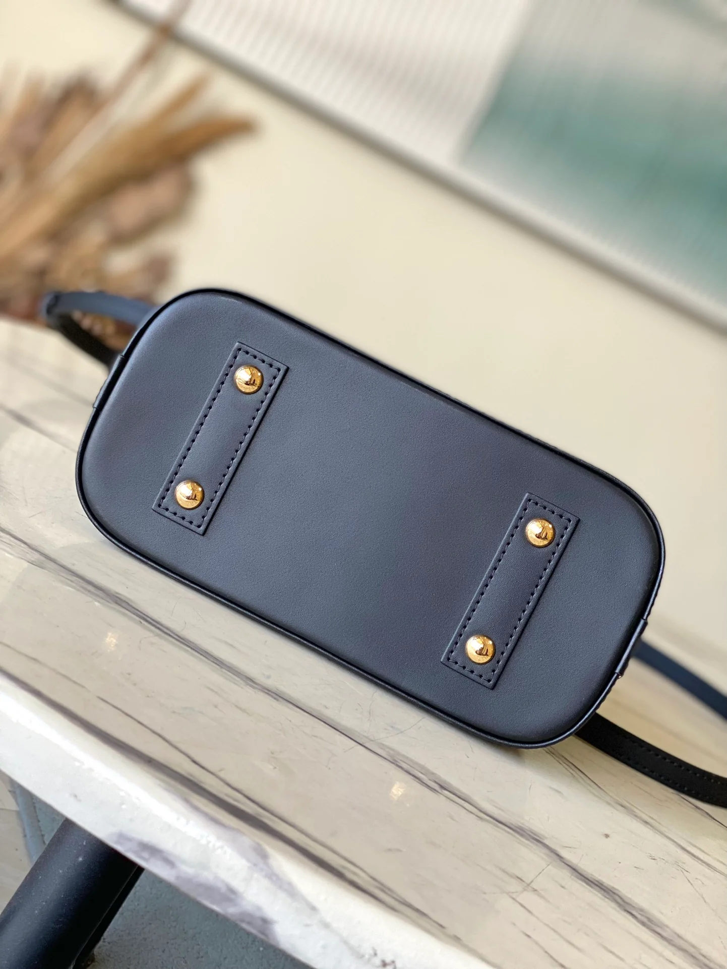 m23666-LV-nicolas-ghesquiere-shell bag-black