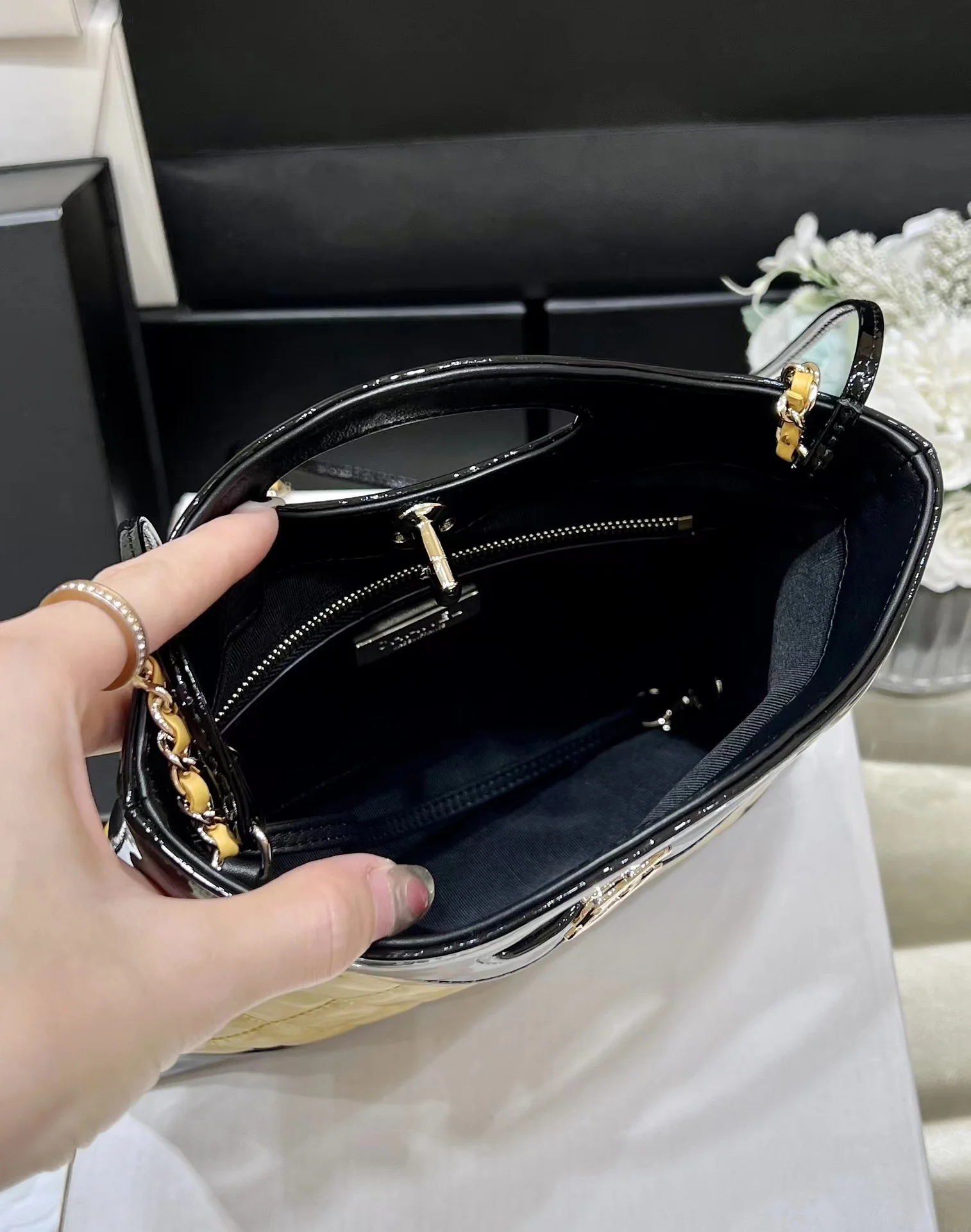 Коллекция Chanel Pre-Fall 2023 - сумка 31bag - черно-желтая - мини