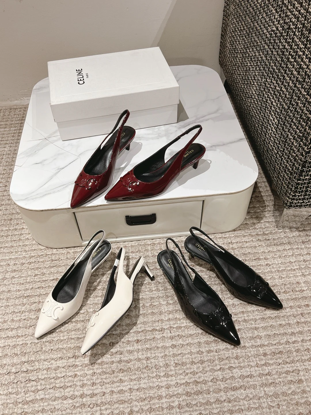 Босоножки Celine на тонком каблуке с острым носком - белые