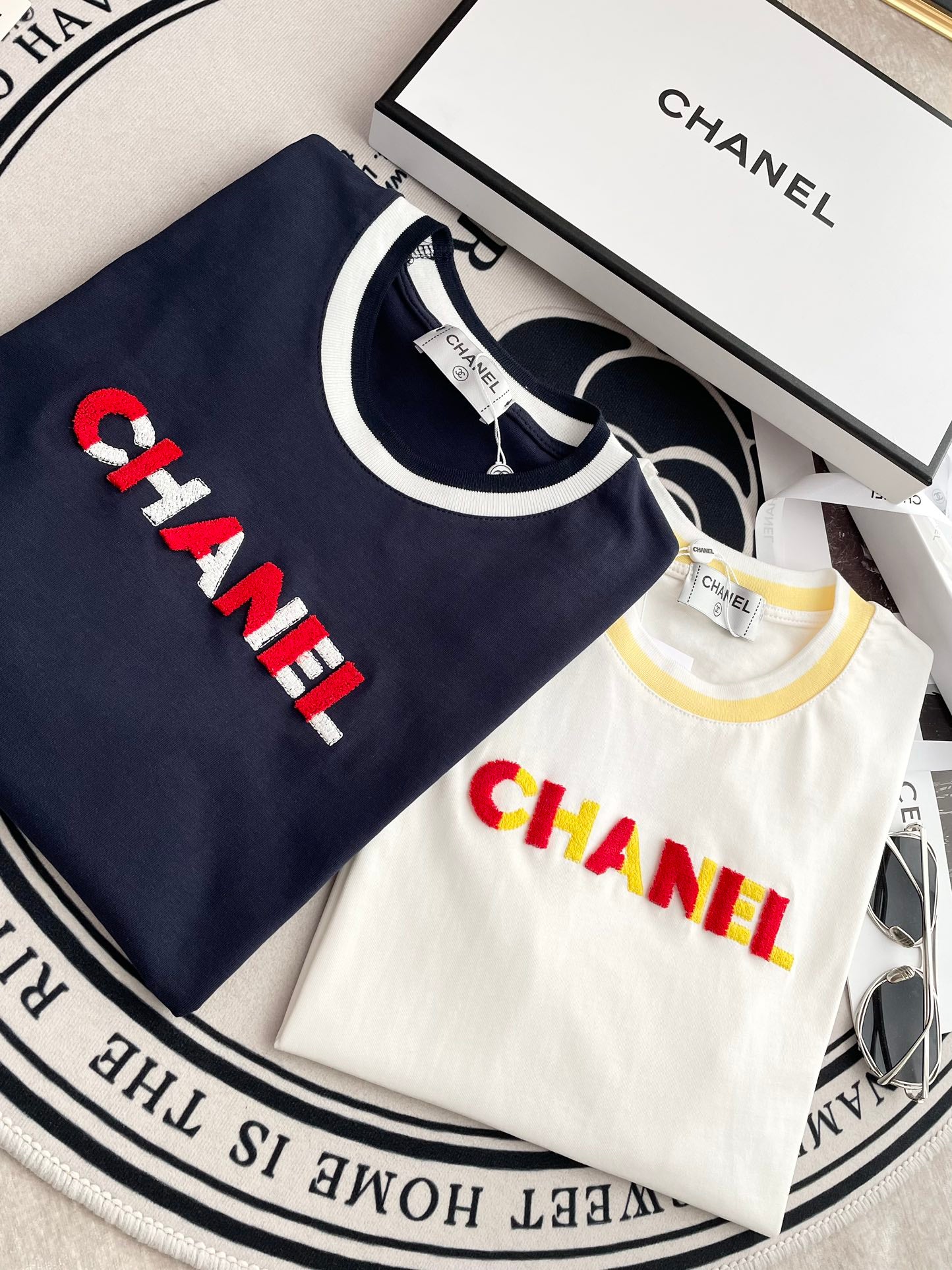 Футболка Chanel 2403 с вышитой 3D-буквой в виде зубной щетки, с короткими рукавами, черная.