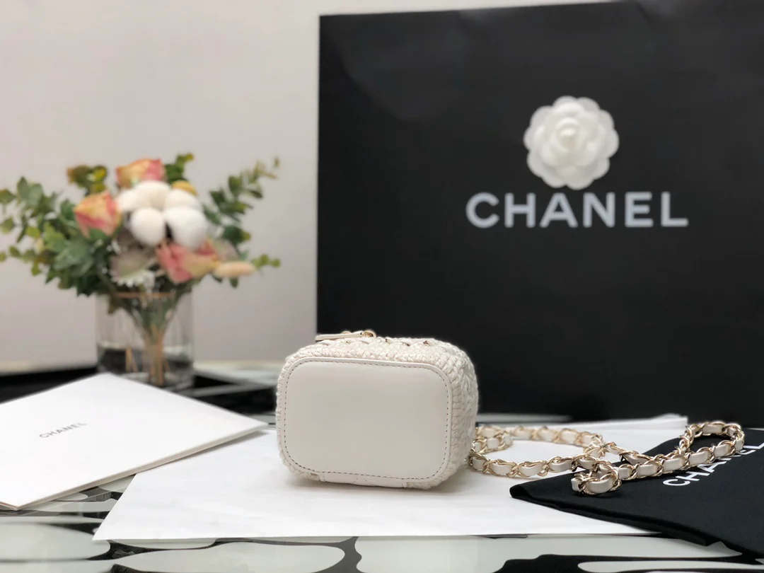 Новинка весеннего сезона 2022 года от Chanel - Плетеная коробка - Белый