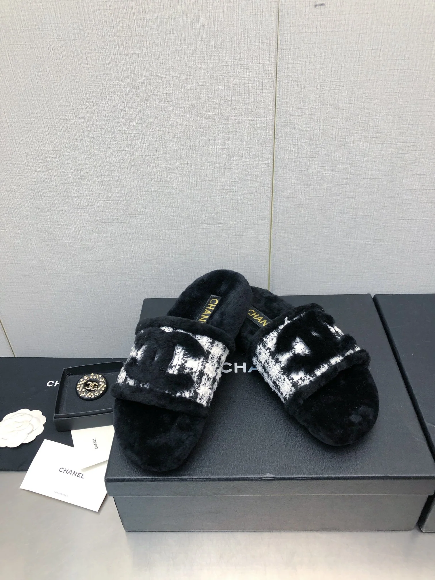 Новинка сезона осень/зима 2023 от Chanel - шерстяные клетчатые тапочки - белые.