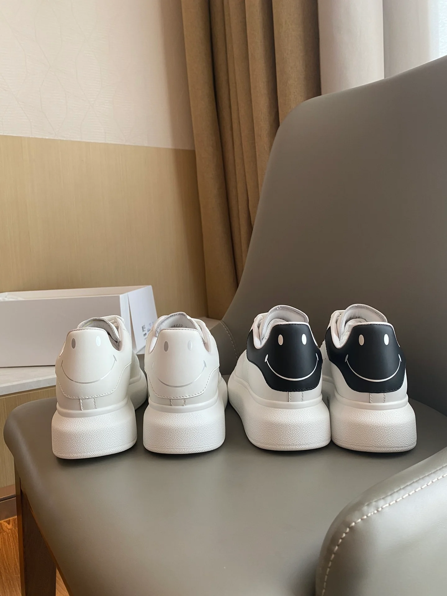 McQueen - Классические белые кроссовки - Улыбающаяся пятка - Белые