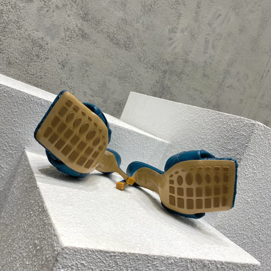 Новинка сезона весна/лето 2021 от BV - Плоские плетеные сандалии на шпильке - Синие