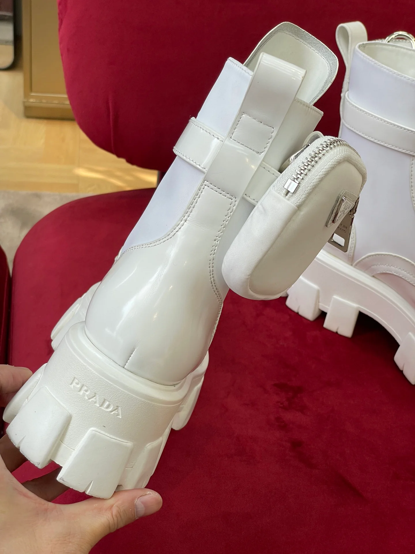 Новинка сезона осень/зима 2022 от Prada — классические тактические ботильоны — их носили Синди Ван, Ян Ми, Лю Вэнь и многие другие знаменитости.