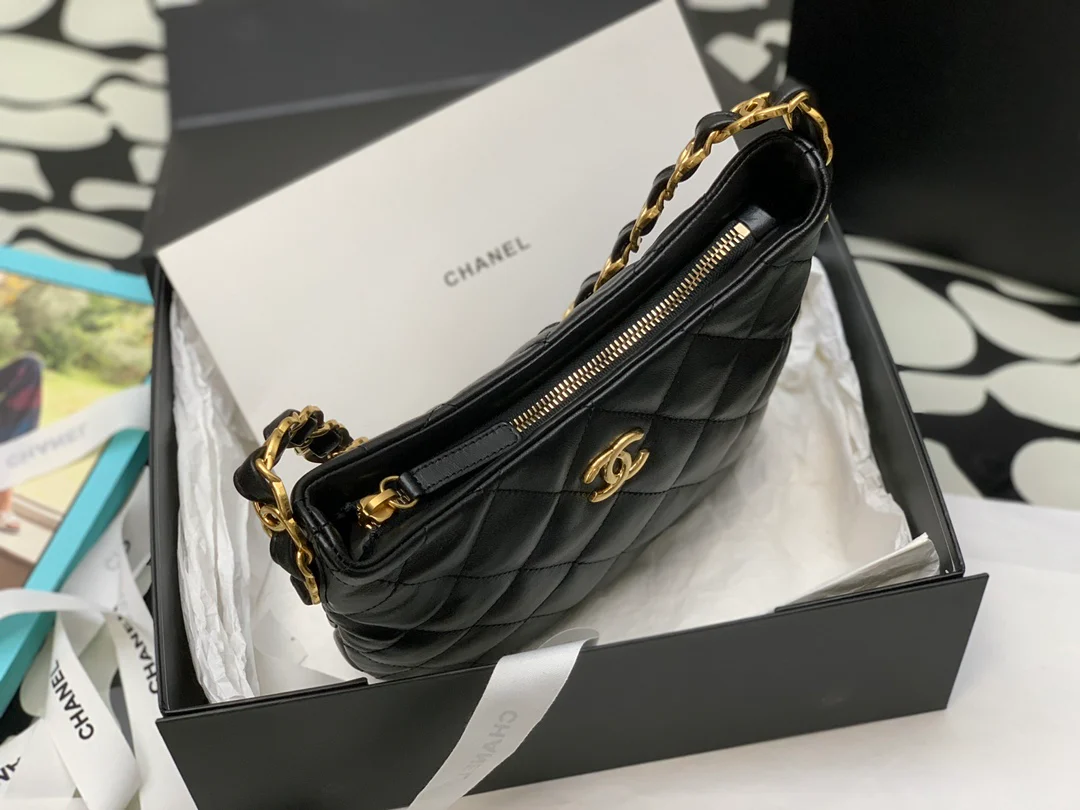 Сумка-хобо Chanel 2022 года, черная.