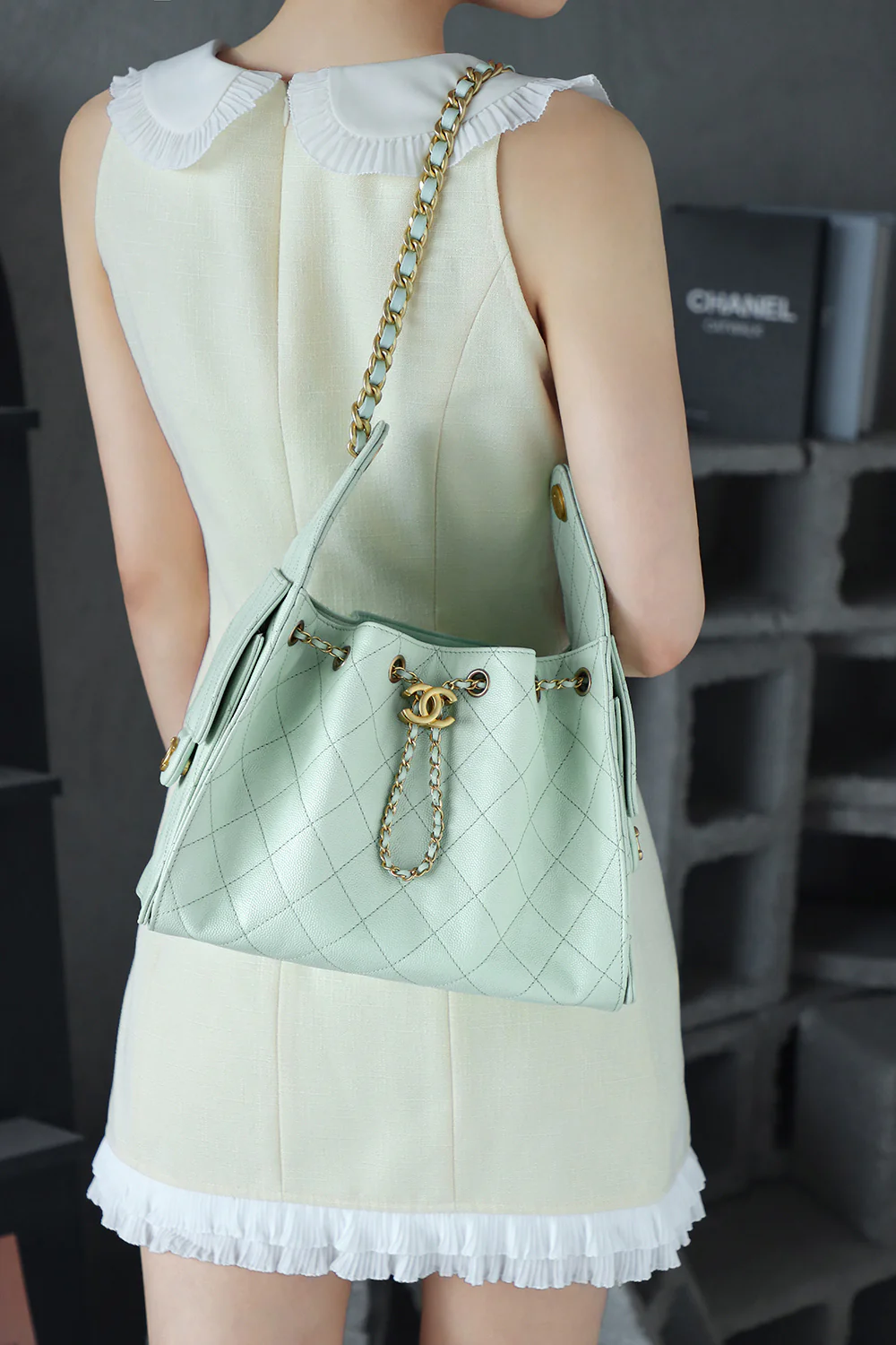 Сумка-хобо Chanel 25c Hippie, маленькая, мятно-зеленая, с золотой пряжкой.