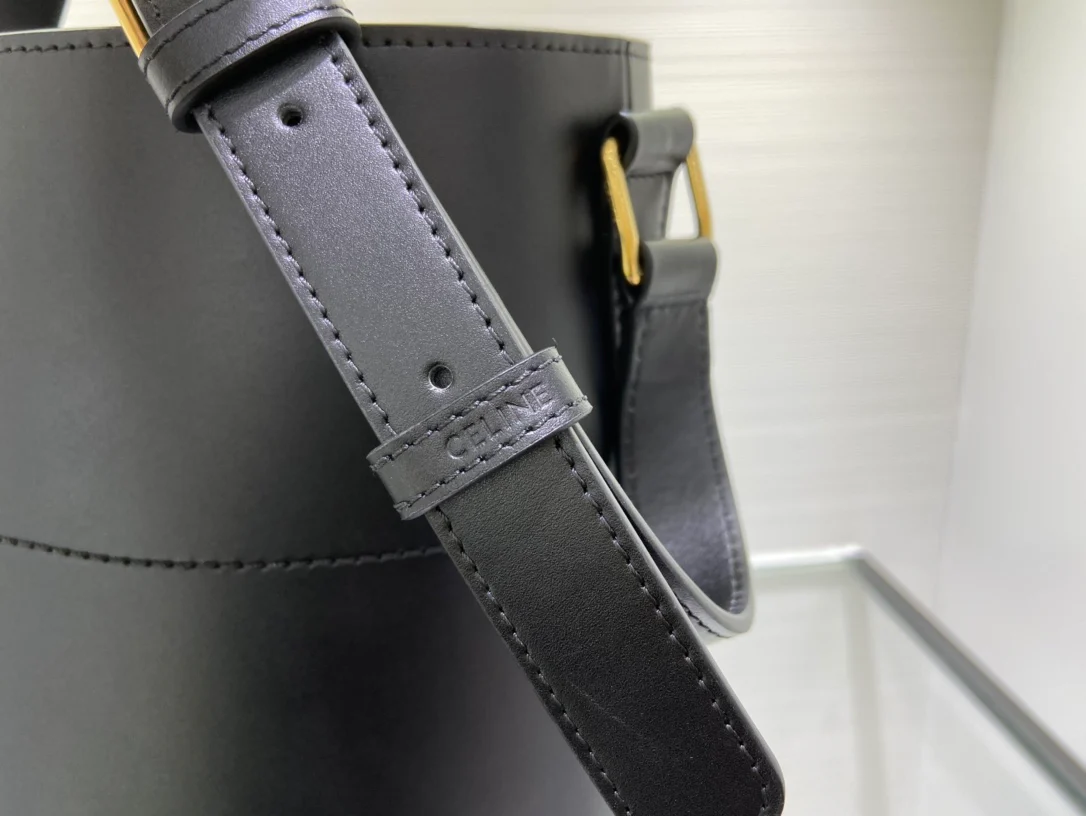 сумка-ведро Celine-bucket-maillon-triomphe из коровьей кожи - 1