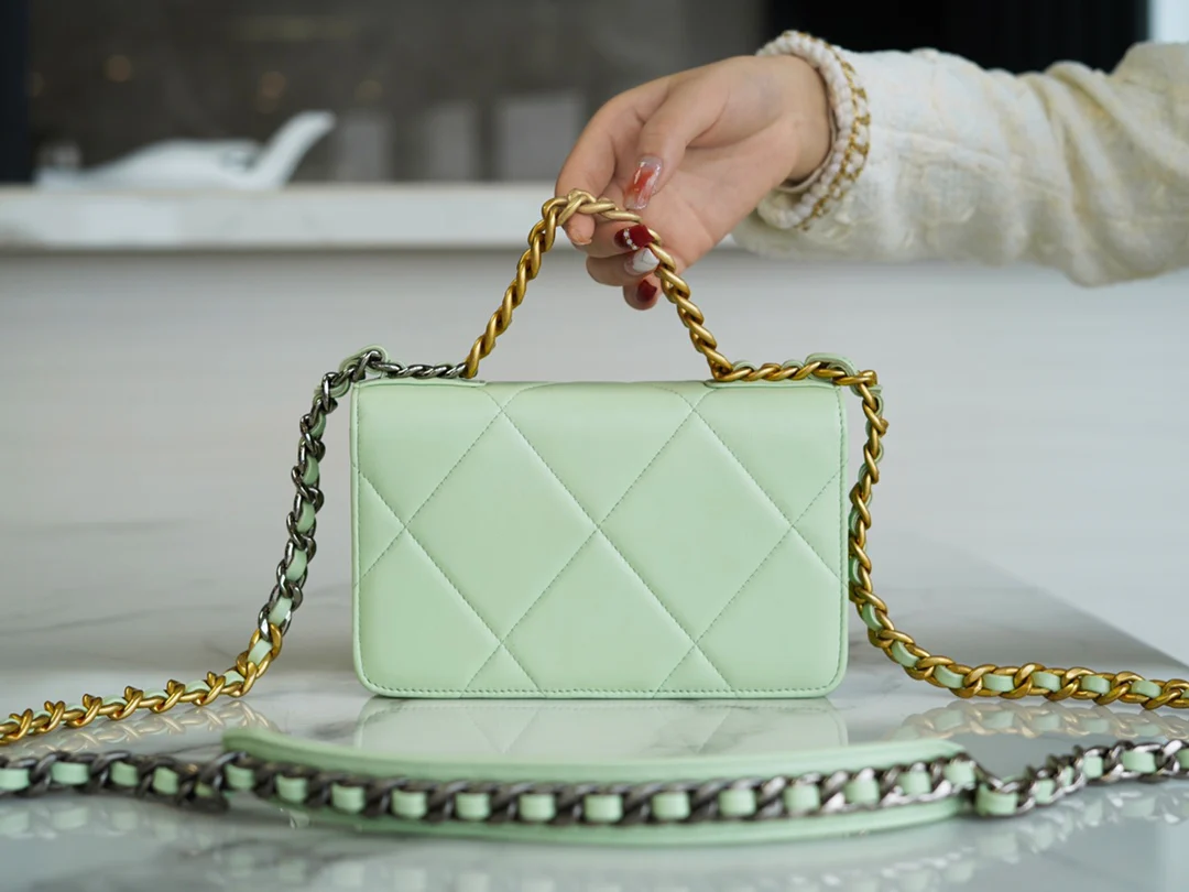 Chanel 19 серии WOC — светло-зеленый с золотой фурнитурой.