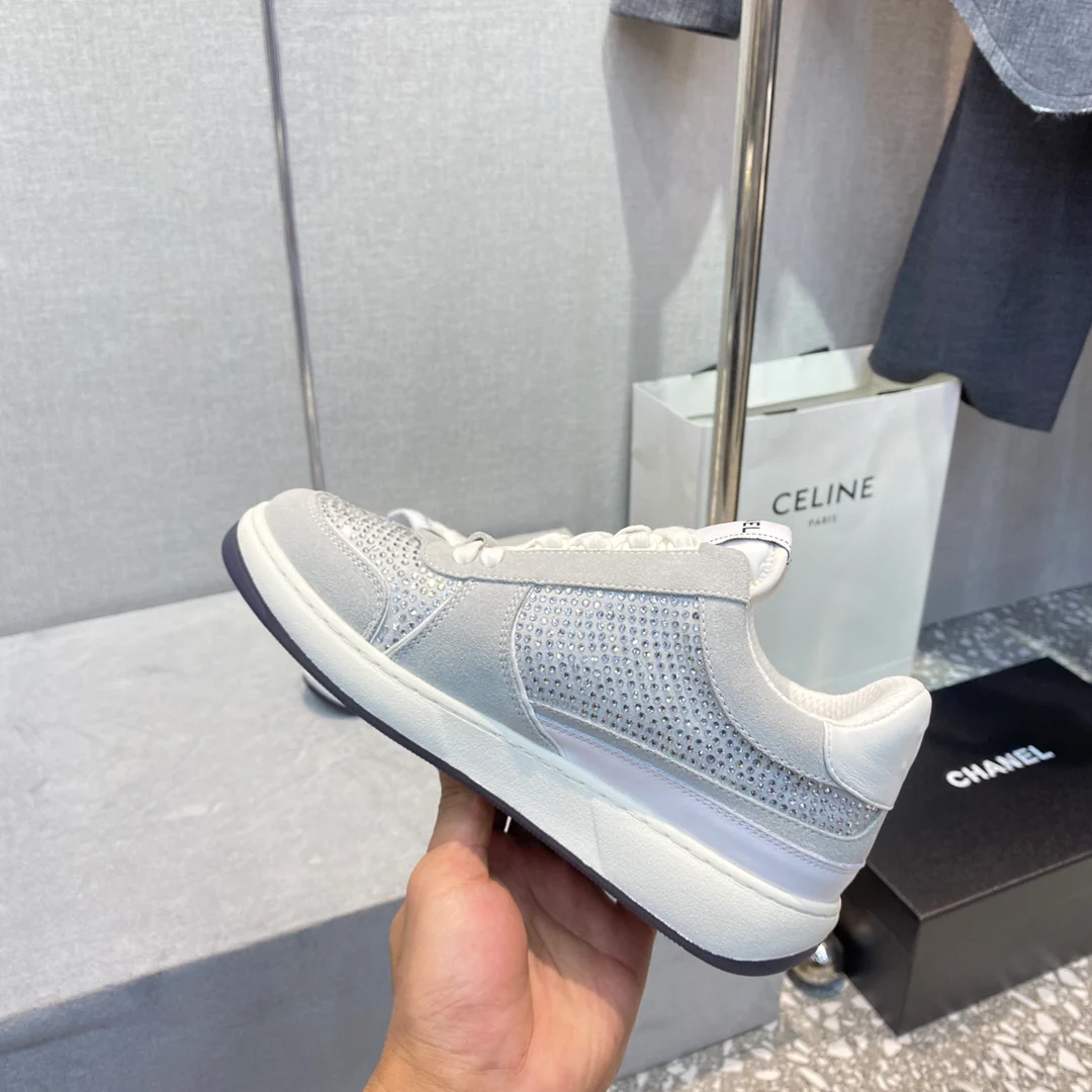 Весенняя коллекция Chanel 2023 — Повседневные кроссовки со стразами — Серые