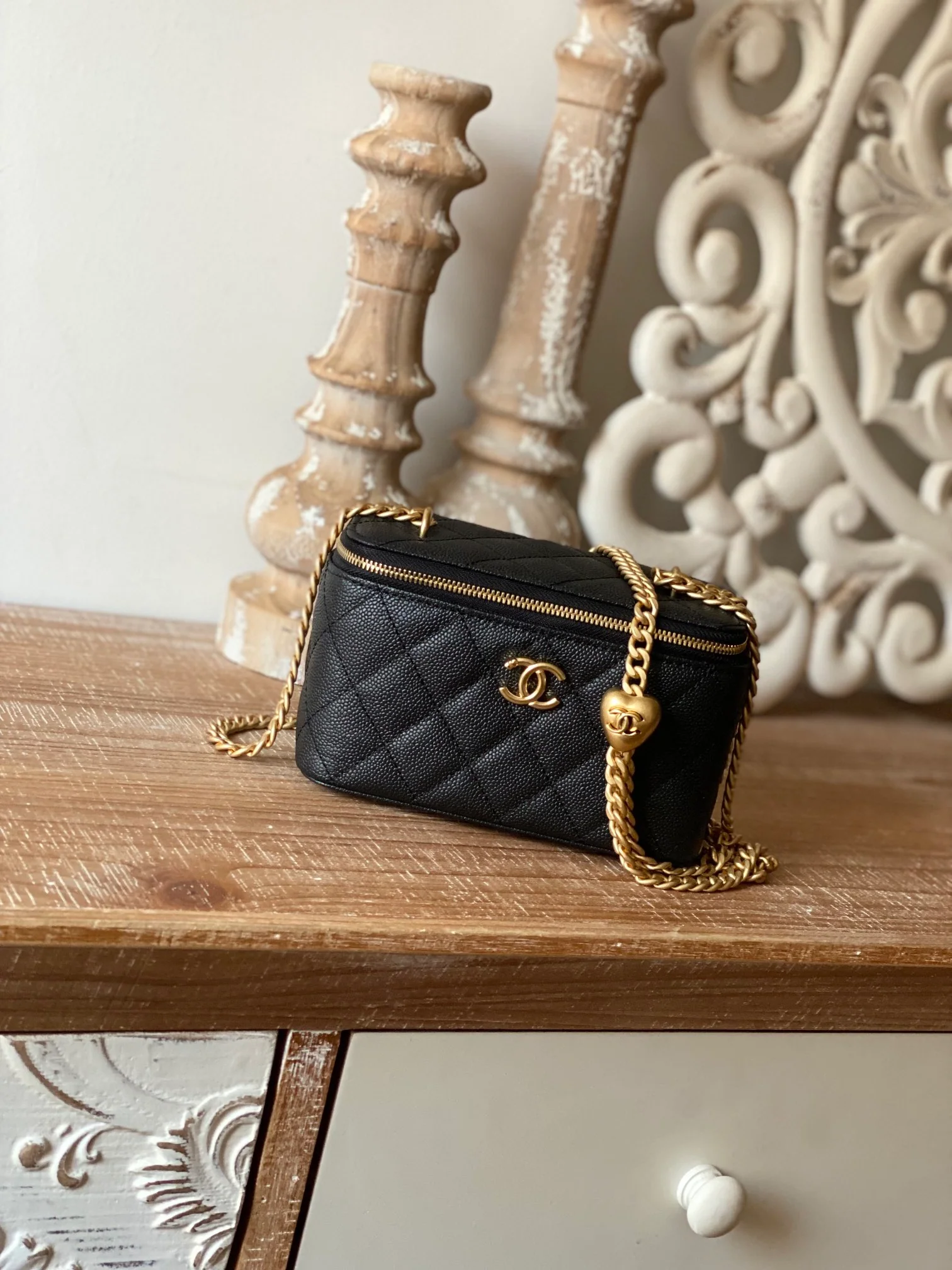 Новинка сезона весна/лето 2023 от Chanel - косметичка в форме сердца на цепочке