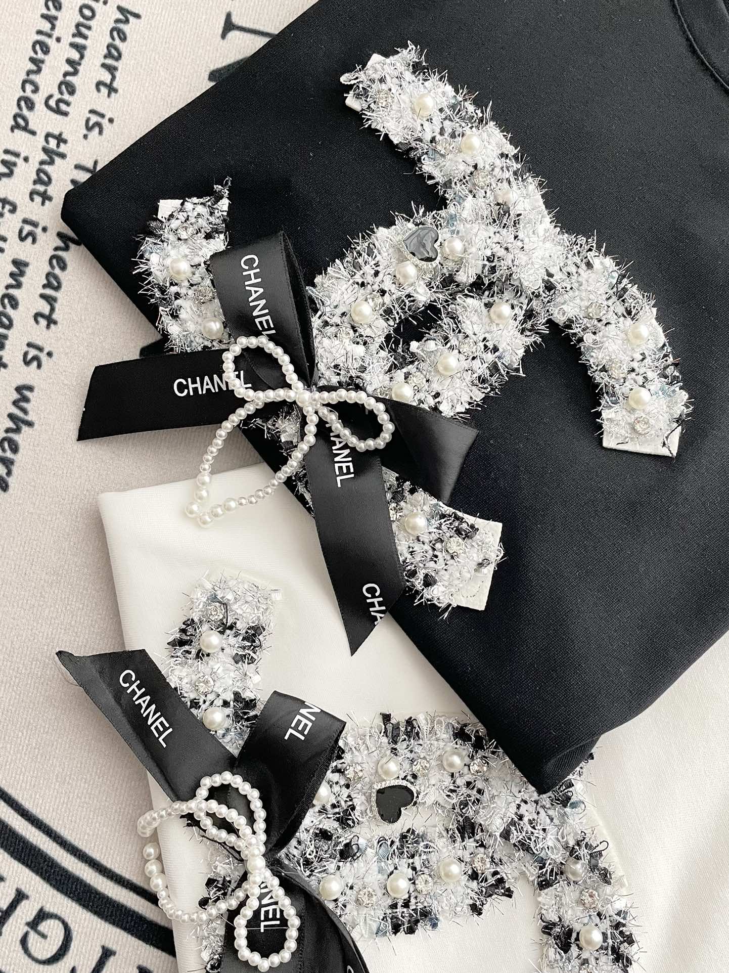 Футболка Chanel 2403 с коротким рукавом, украшенная объемными 3D-эффектами - Черная