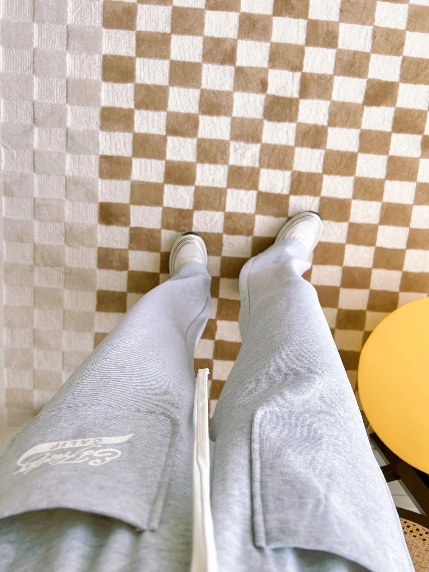 Круизная коллекция Chanel 2023 — Подиумная коллекция — Кроссовки — Белые