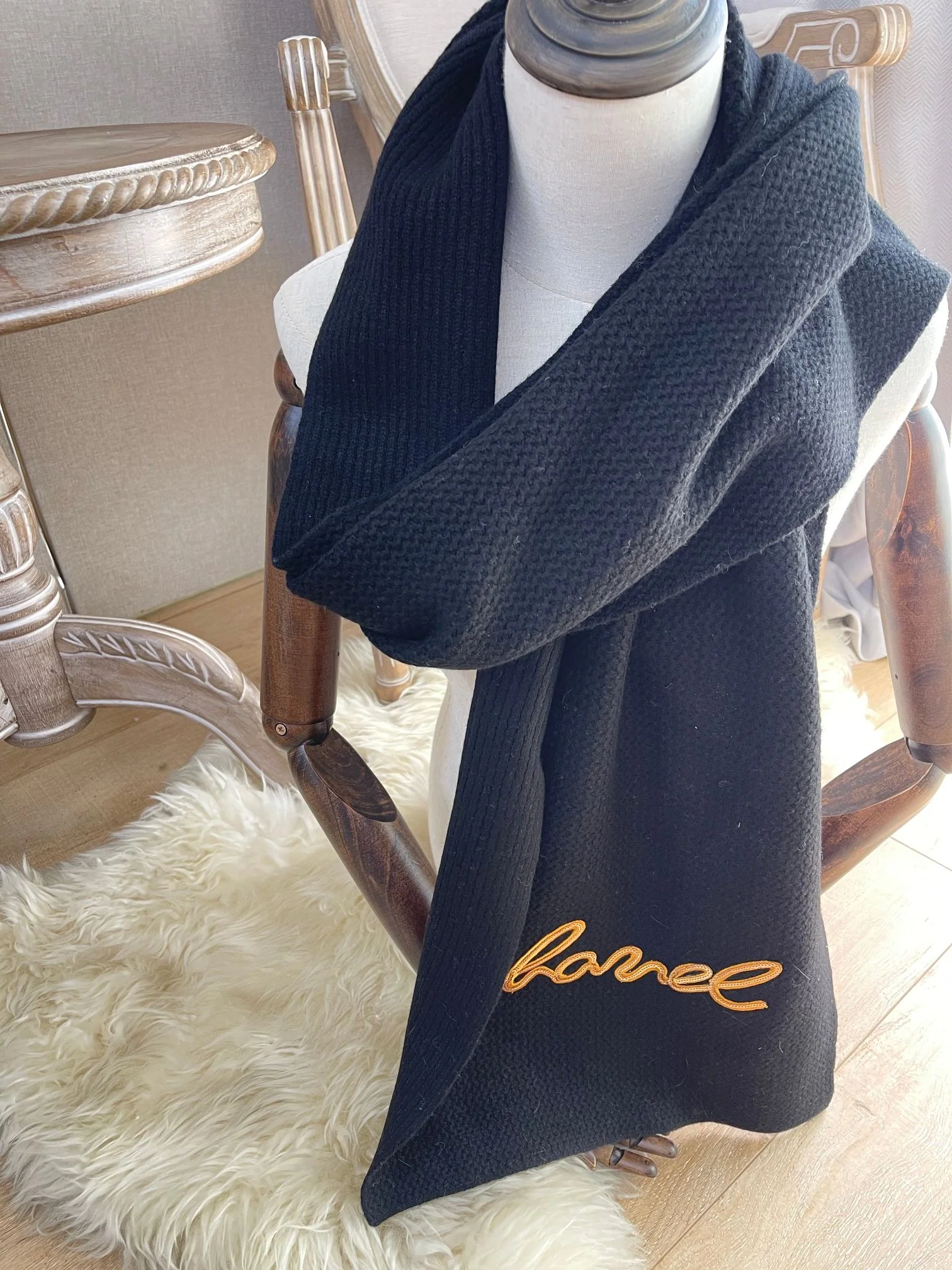 Новая коллекция Chanel осень/зима - Кашемировый шарф, расшитый пайетками, очень теплый.