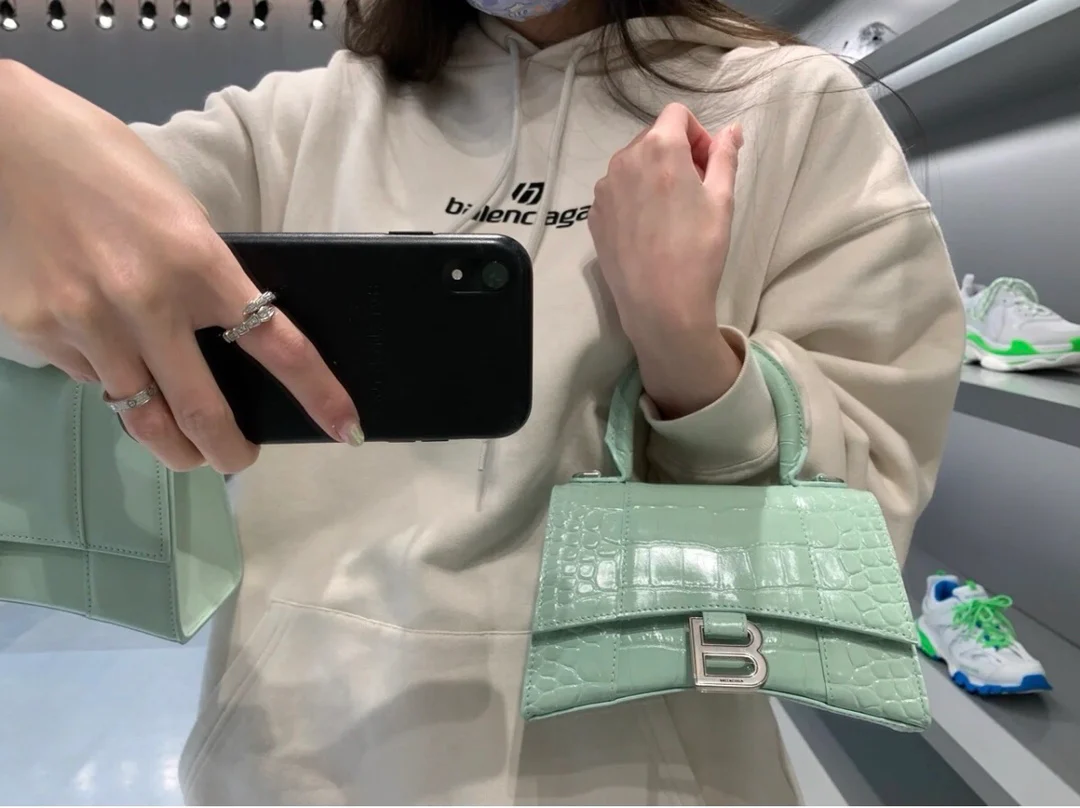 Сумка Balenciaga Hourglass — мятно-зеленая с крокодиловым принтом.