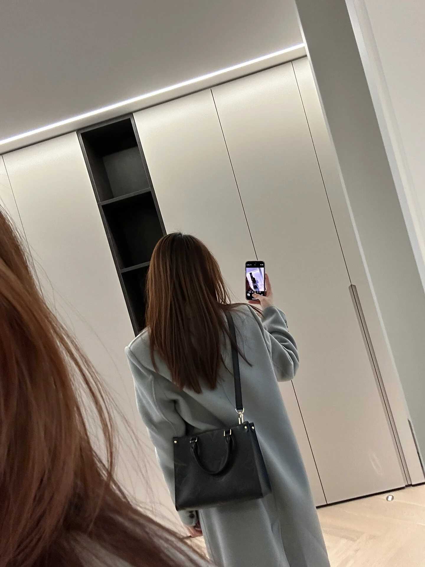 m45653-LV-onthego-pm-Сумка через плечо-черная