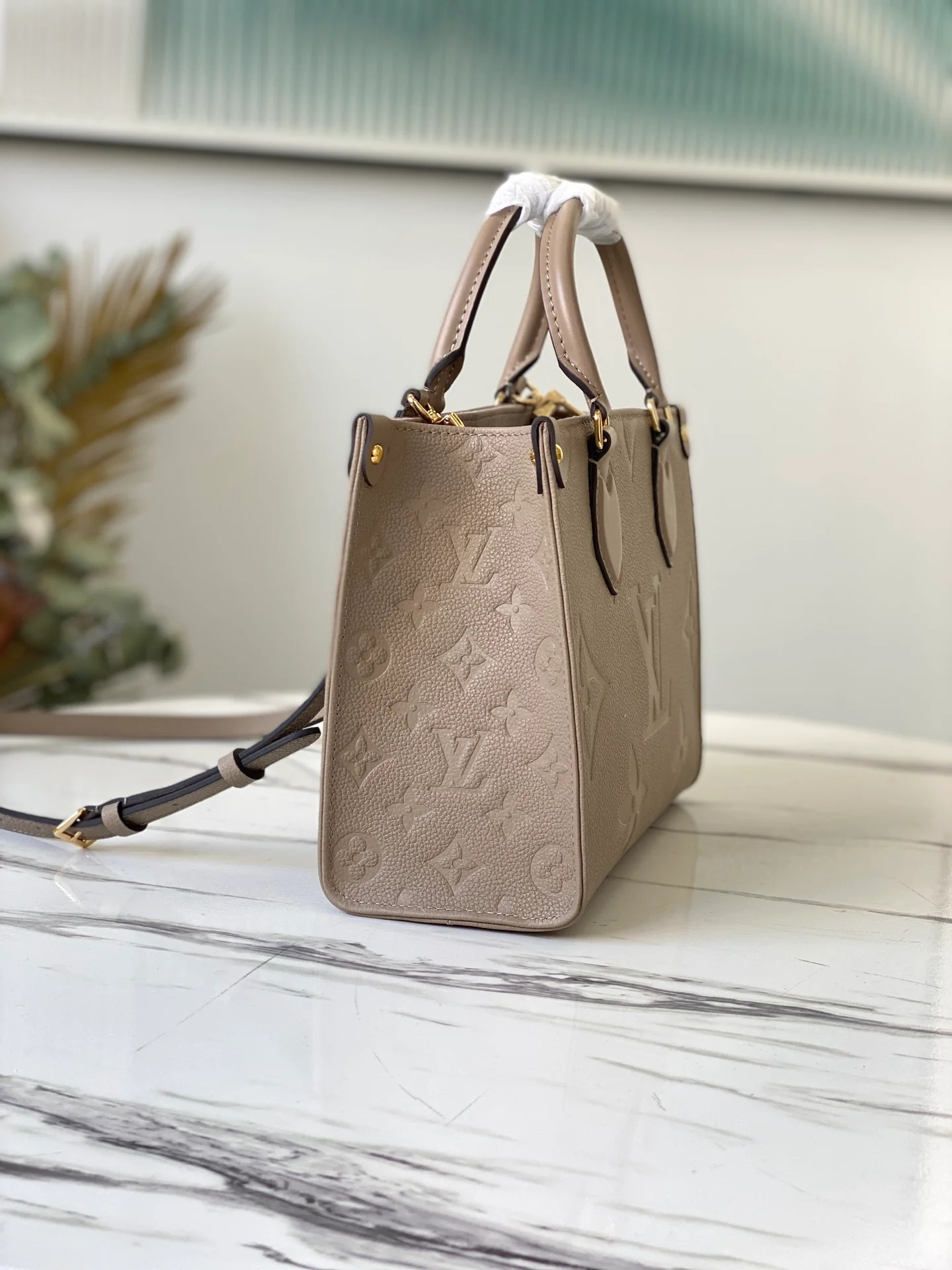 lv-m45660-apricot-onthego-pm