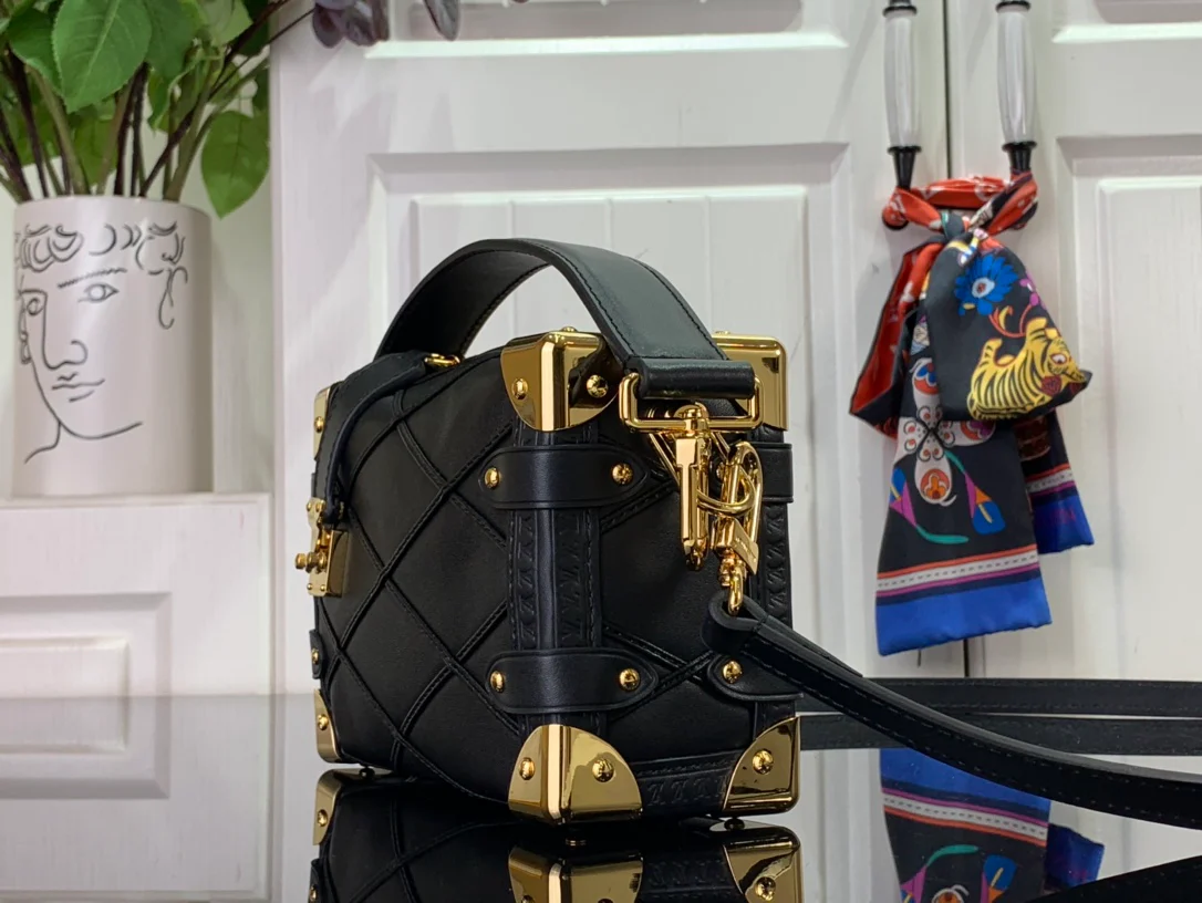 m83080-LV-side-trunk-pm chain bag-black diamond pattern