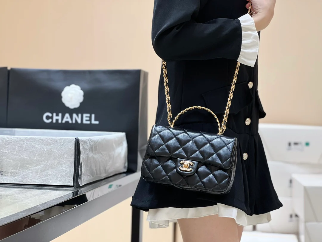 Новинка сезона весна/лето 2023 от Chanel - сумка из овечьей кожи CF - черная - 1 шт.