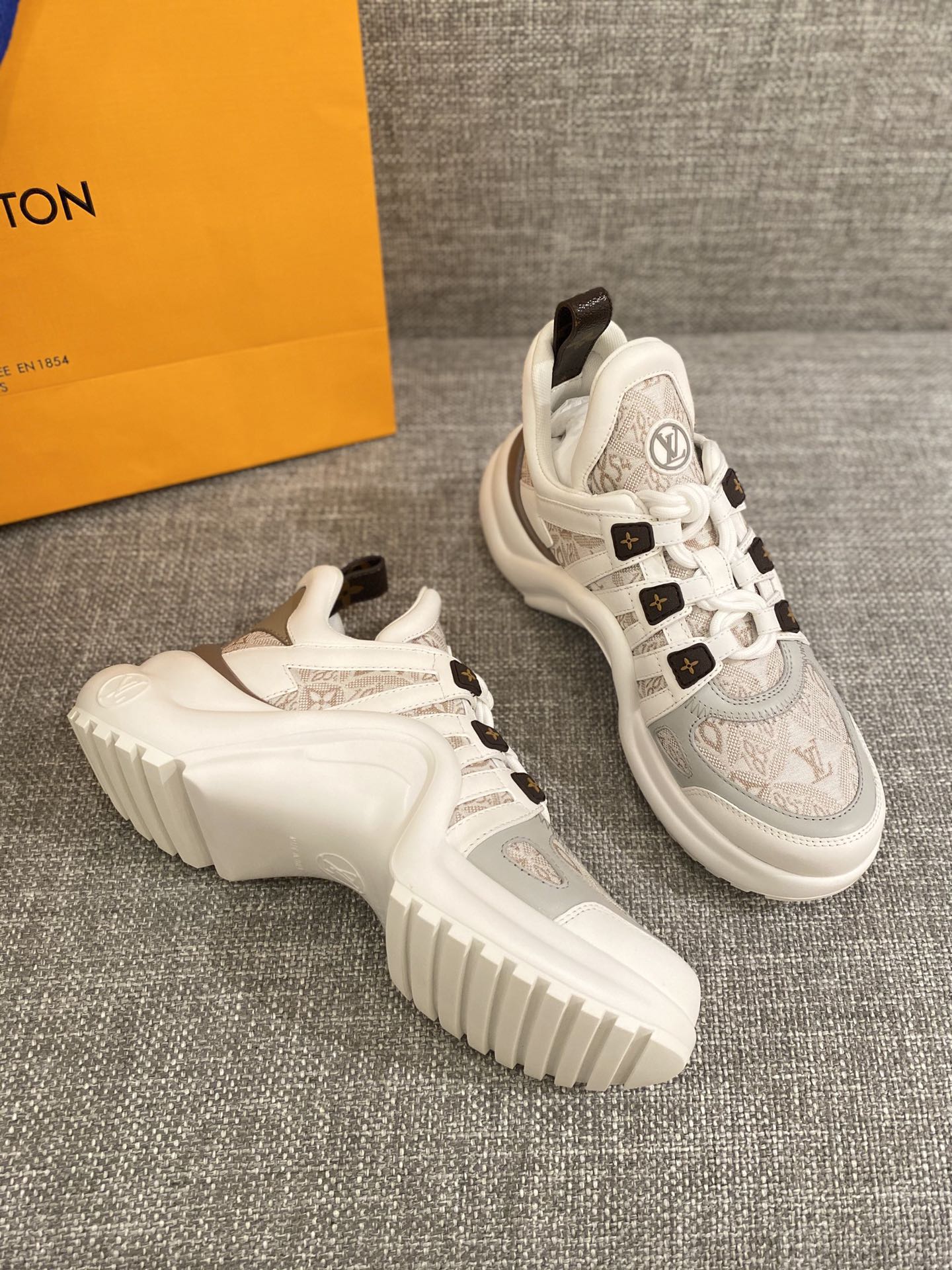 Обувь LV - массивные кроссовки LV - кожа с монограммой в стиле пэчворк