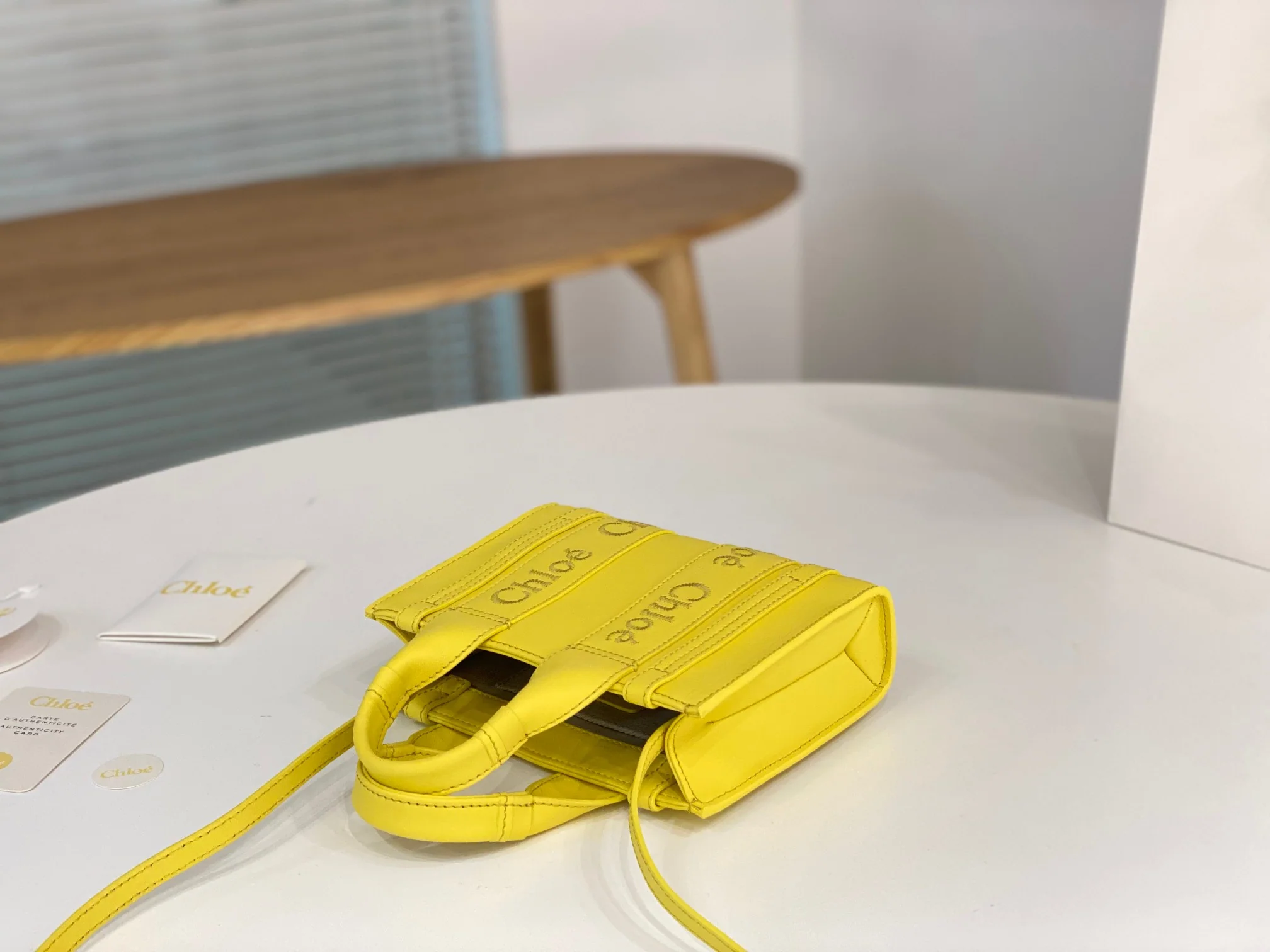 Сумка-тоут Chloe Woody, полностью кожаная, желтая, мини.