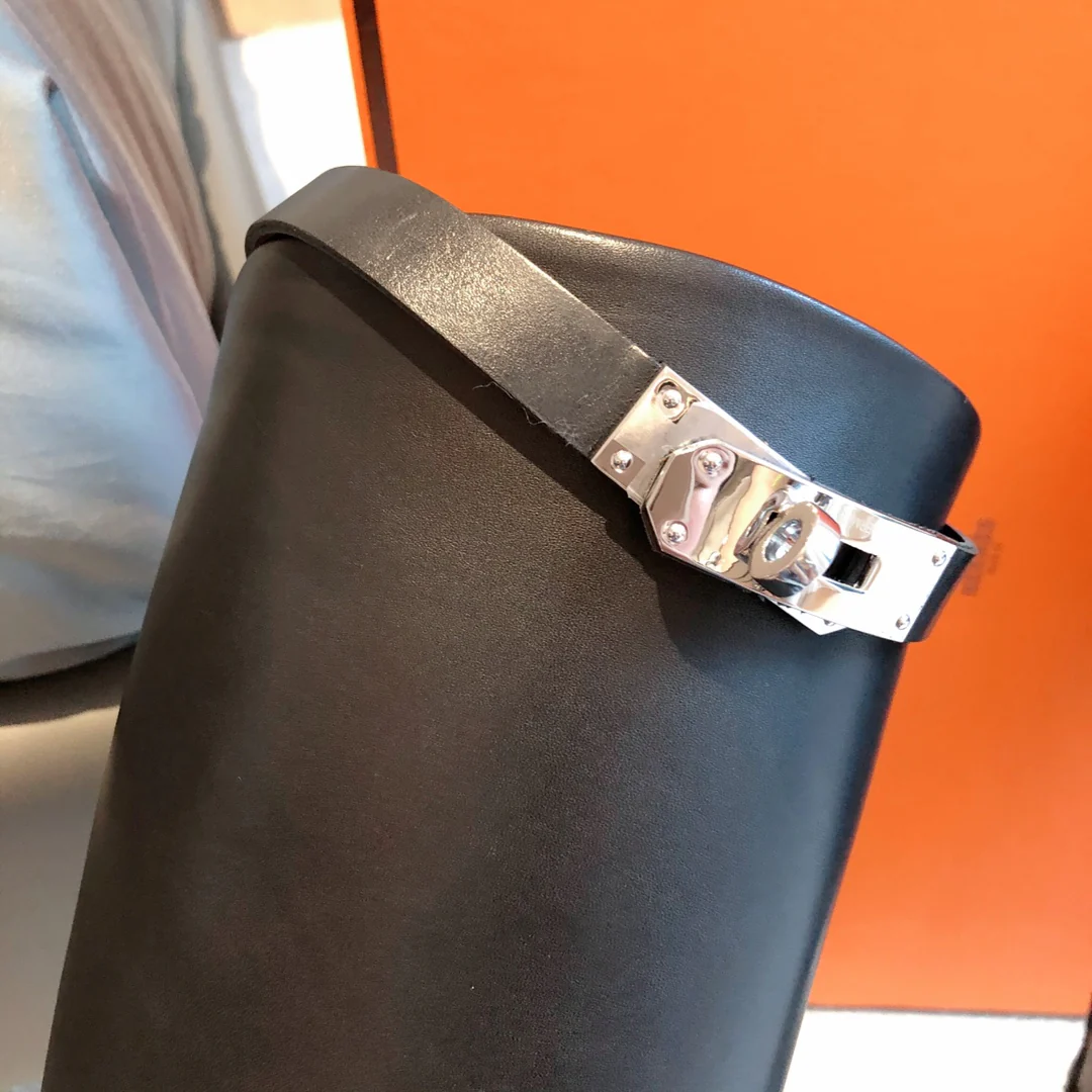 Новинка 2023 года от Hermes - Классические сапоги Kelly из телячьей кожи - Черные