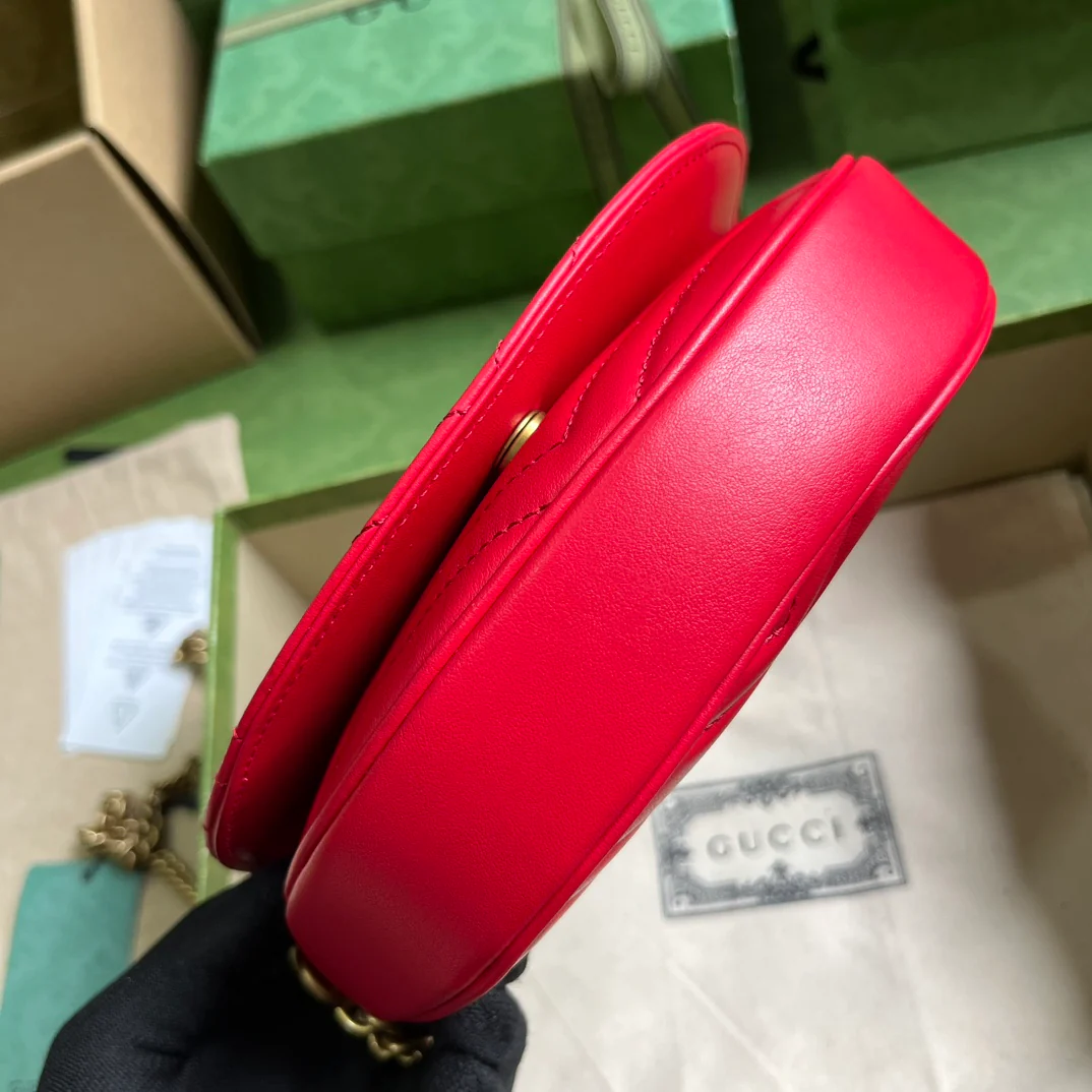 Сумка Gucci Marmont серии с тисненым узором в виде полумесяца и цепочкой — персиково-розовая.