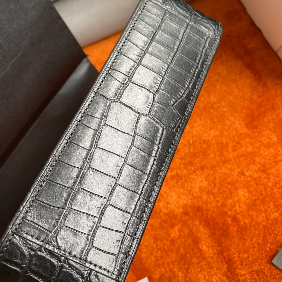 Сумка-седло YSL с вышивкой под крокодиловую кожу и золотой пряжкой.