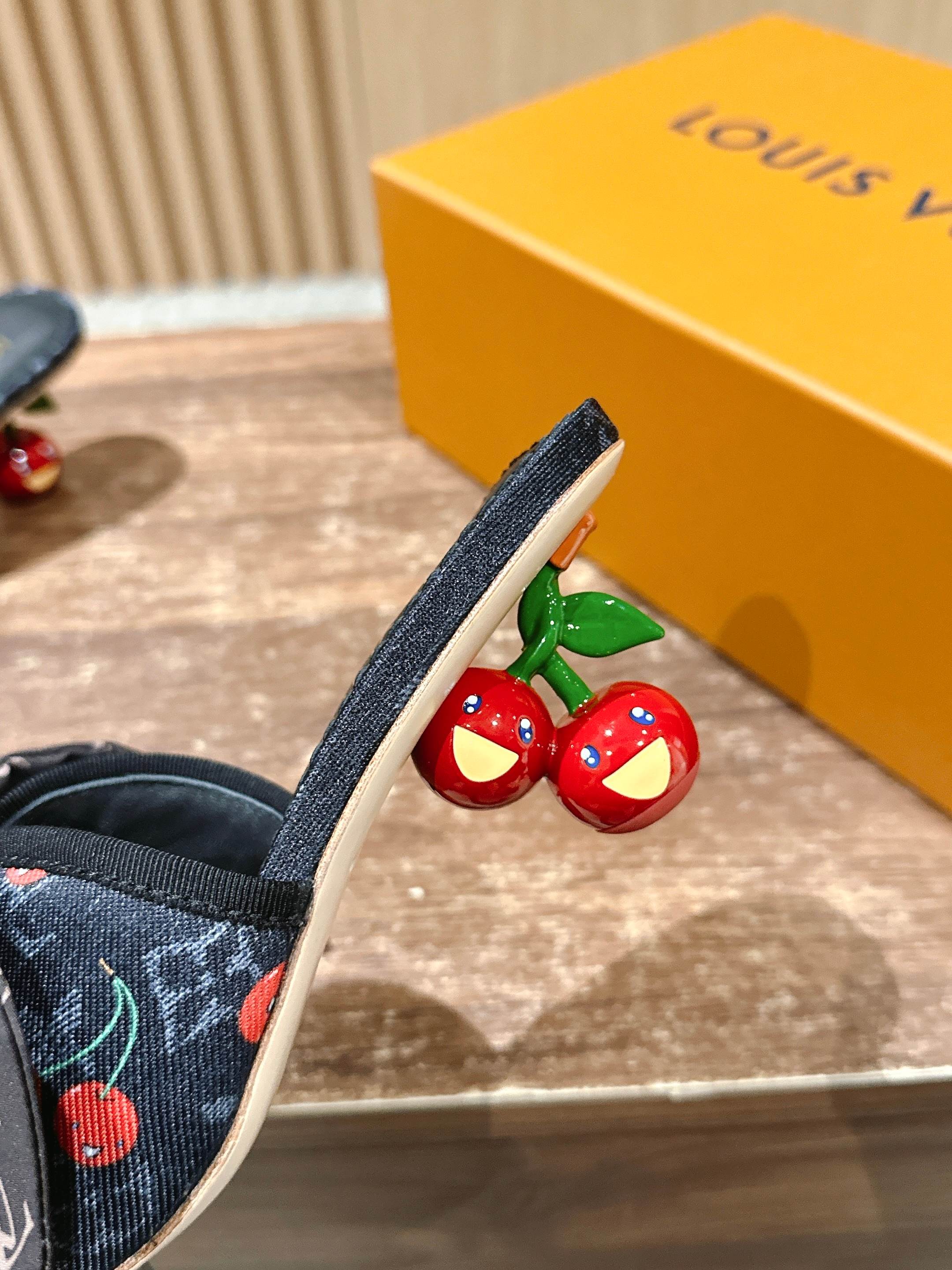 LV - Босоножки на низком каблуке с бантом и вишневым узором - Черные