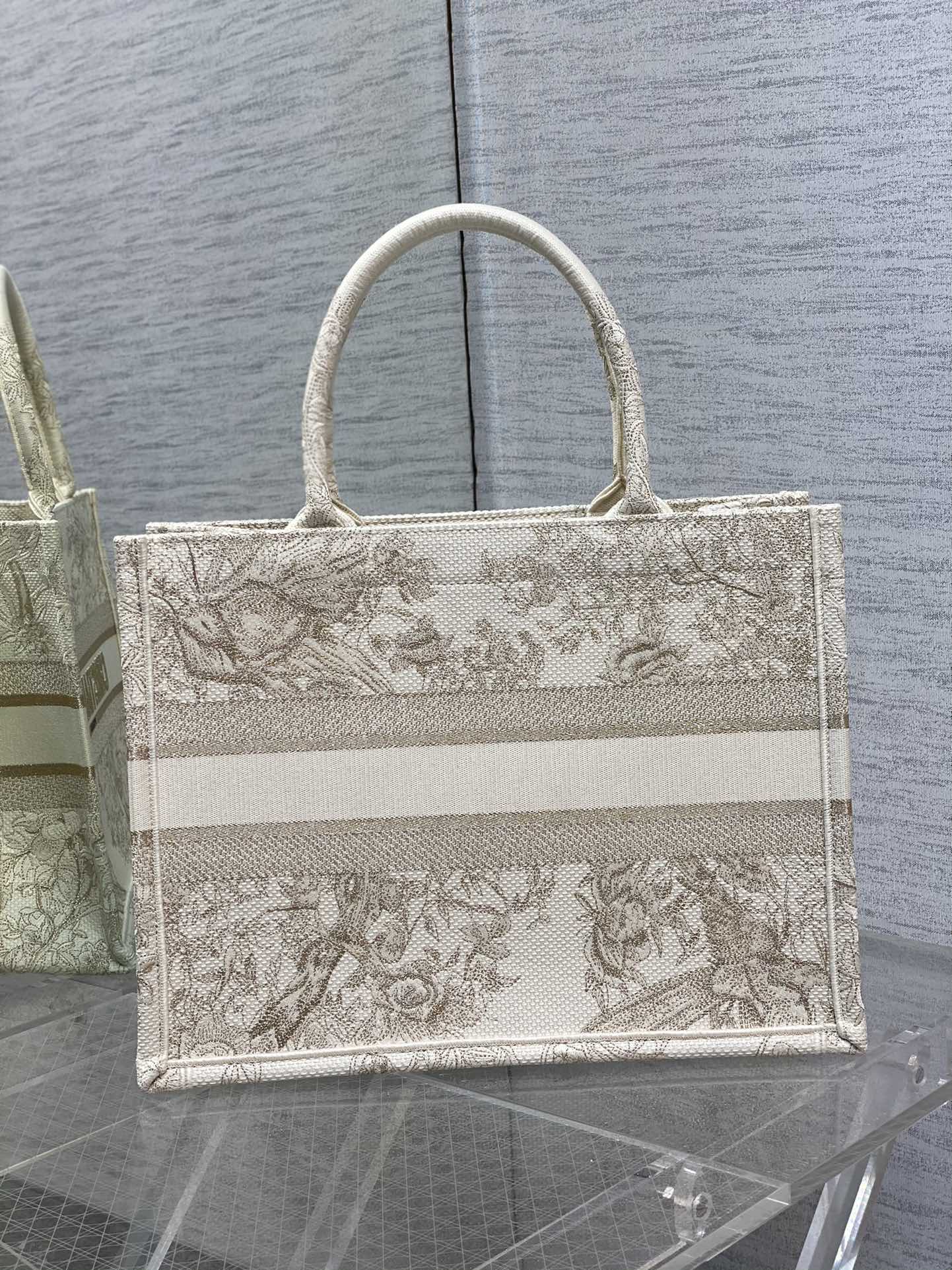 Сумка Dior Booktote с вышивкой - Коллекция Golden Magpie Winter Garden - 36x18x28 см