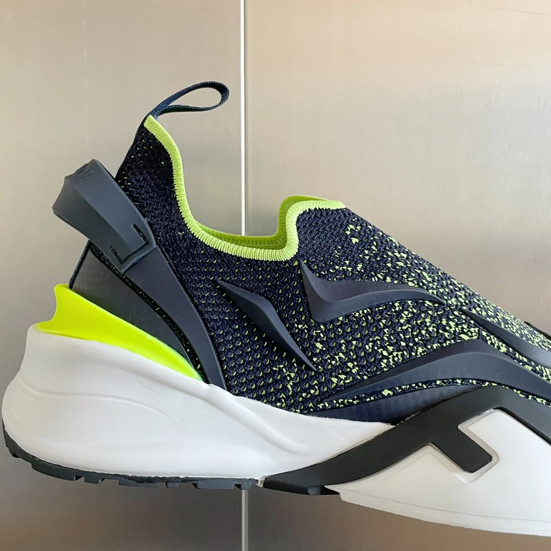 Новинка 2023 года от Fendi - кроссовки Flow Series Flyknit - черно-желтые.